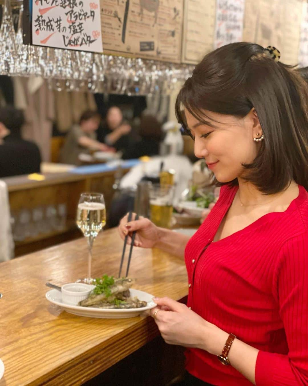 石井里奈さんのインスタグラム写真 - (石井里奈Instagram)「こんばんは❣️ . 今夜は里奈ログ😋😋 大衆ビストロジル目黒店へ🍻❤️ . 今福島水産物フェアを開催中で、福島県産メヒカリの香草香るフリットを食べてきたよ🐟❤️ . お魚の白身がぷりっぷりでふわふわで、最高においしかったー💕お酒にも合うんだな～🎵 . 福島沖は、親潮と黒潮がぶつかる潮目の海で豊富なプランクトンやエサをたくさん食べて強い潮の流れにもまれた魚介たちは 「常磐もの」と呼ばれて、築地などでも高く評価されているんだって🧐🐟 . 常磐もの🐟、もっと色々食べてみたいなぁ🤤❣️❣️ . 福島水産物フェア開催してる他の店舗もチェックしてみよっと🥰 今日もお疲れ様でした❤️ バンド練頑張ってきます🎵 . #りなまるグルメ #福島グルメ #福島県 #ビストロ #目黒グルメ #和食 #japanesefood #居酒屋 #日本酒 #ビール #福島 #ふくしま常磐ものフェア #福島さかな #pr #bistro #魚 #魚料理 #港 #漁港 #築地 #市場 #海の幸 #目黒ディナー #居酒屋 #バル #大衆酒場 #fukushima #福島県 #フリット #fritto」2月8日 20時27分 - ri7tin1025