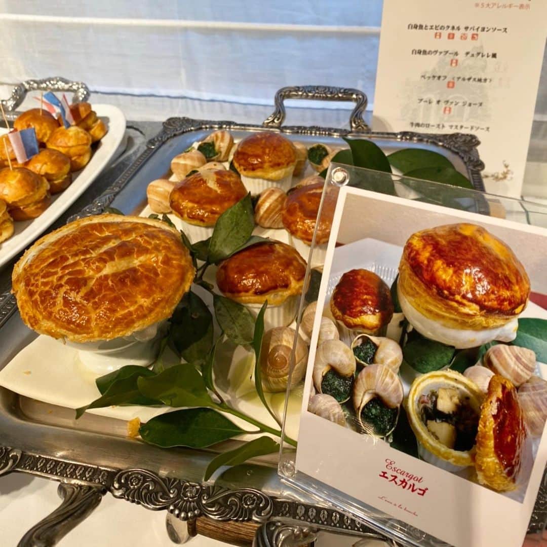 のインスタグラム：「・ 本日は、お子様もご来店頂ける ✨フランス🇫🇷を旅するブッフェ✨を開催しました。 ・ ロアラブッシュで、フランスを知り、そして好きになってもらえるきっかけ作りが出来たらという思いから、開催を決定しました。 ・ 郷土料理で地方を紹介したり、お席に簡単な説明書きをご用意し、ご家族で楽しんで頂けるスタイルにしました。 ・ また、初の試みである”スイーツ作成ブース"を用意しました。 お子様に好きなデザートプレートを作成していただき、 親御様への💕バレンタインプレゼント💕としてお渡し頂きました！ お子様に大好評だったので、次回開催も検討していきます。 ・ 本日ご来店下さいました皆様、本当に有難うございました。 ぜひ、これからも沢山の方々に喜んで頂けるイベントを考えて参ります。 ・ #フレンチブッフェ #子連れランチ  #ランチビュッフェ #イベント #子供イベント  #ロアラブッシュ #レストラン #ウェディング  #レストランウェディング  #フレンチレストラン #ランチ #ディナー  #記念日 #東京 #表参道 #青山 #渋谷  #結婚式 #思い出の場所  #leaualabouche  #restaurant #frenchrestaurant #buffetparty  #wedding #weddingparty #aoyama #frenchbuffet #france #leaualabouche_tokyo」