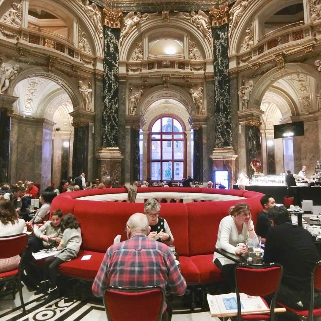 的場絢香さんのインスタグラム写真 - (的場絢香Instagram)「*﻿ ﻿ 世界一美しいカフェ𓂃☕️𓈒𓏸﻿ ﻿ ウィーンで行きたかった場所。﻿ 吹き抜けになっていて、﻿ その美しさにうっとり…♡ 世界で最も美しいと称されるカフェで﻿ なんとも優雅なtea timeでした🍰💕﻿ ﻿ ﻿ このカフェがある美術史美術館は、 ハプスブルク家が約600年の間収集した﻿ 膨大なコレクションを展示している美術館。﻿ ﻿ 作品はもちろん、﻿ 建物の豪華さに心奪われました𓄺﻿ ﻿ ﻿ _______________________________________________ #マトバの海外旅行記 #オーストリア #ウィーン」2月8日 20時22分 - ayaka_matoba