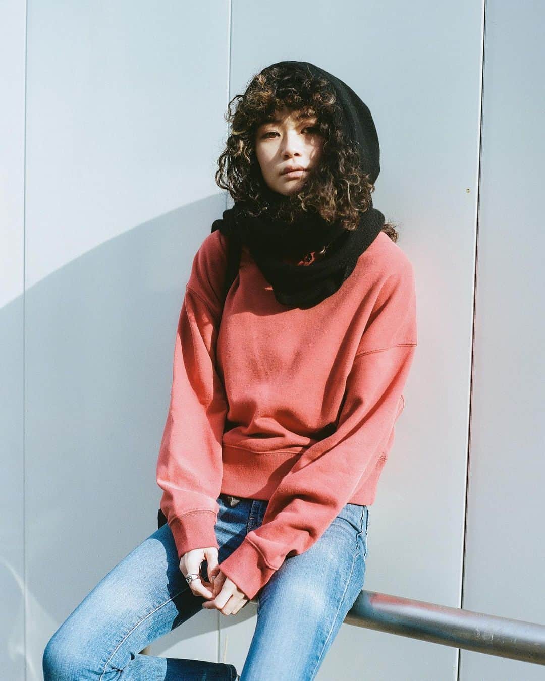 のインスタグラム：「TOKYO STREET STYLE Name: @blossom.jij  Top: @gap_jp  #Gap#pr#カーボナイズドスウェット #droptokyo#tokyo#japan#streetscene#streetfashion#streetwear#streetculture#fashion#film#filmphotography  Photography: @dai.yamashiro」