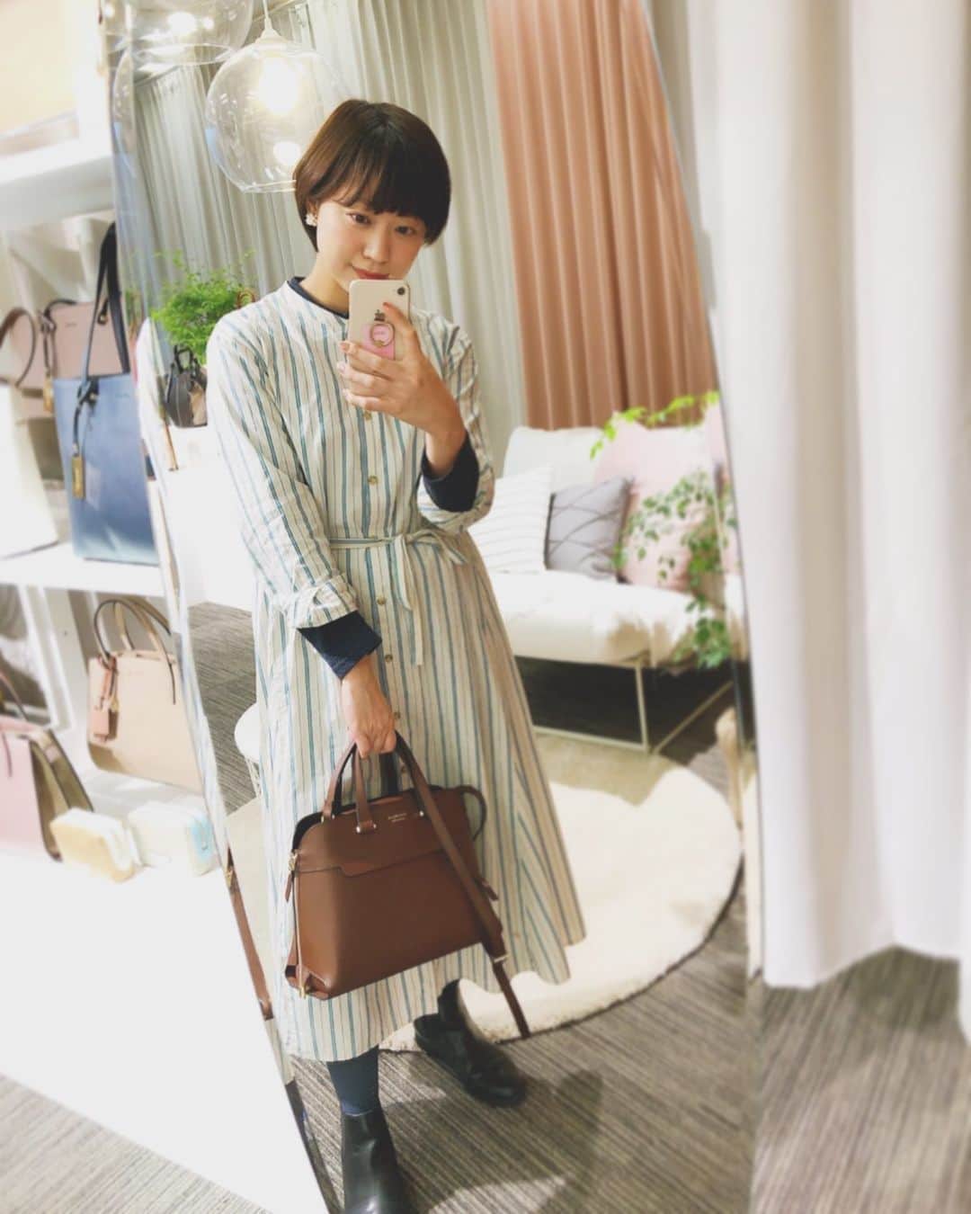 渡辺梨夏子のインスタグラム：「いつものことながら、 悩みになやんで決めたjewelnaroseの トートがちょっとまえに到着しました👜！ 最近寒い日が続いてるけど、はやく春服に合わせてヘビロテしたいんだなあ...🤎 @inaridon いつもありがとう😘😘 #ジュエルナローズ #jewelnarose #totobag #👜」