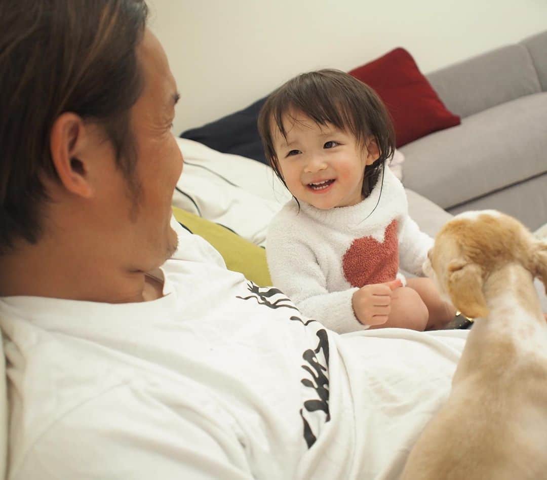 宇佐美蘭のインスタグラム：「なんか良い写真撮れた💓🌈﻿ 来月で2歳か〜🌸﻿ .﻿ #父と娘#1歳」