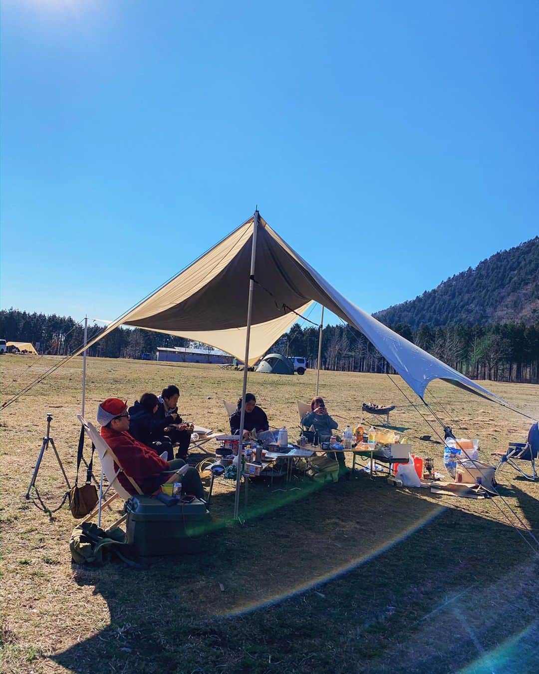 吉田夏海さんのインスタグラム写真 - (吉田夏海Instagram)「2月のキャンプは空気が寒いけど太陽があれば暖かいんだなぁ🌞﻿ ﻿ 昼はみんなでタープの下でまったり⛺️💭﻿ ﻿ また次のキャンプも楽しみだ☺️🤞﻿ ﻿ #camp﻿ #snowpeak ﻿ #chill﻿ #ふもとっぱらキャンプ場﻿ #キャンプ﻿ #キャンプコーデ」2月8日 20時32分 - natsumiiiiiiiiiii