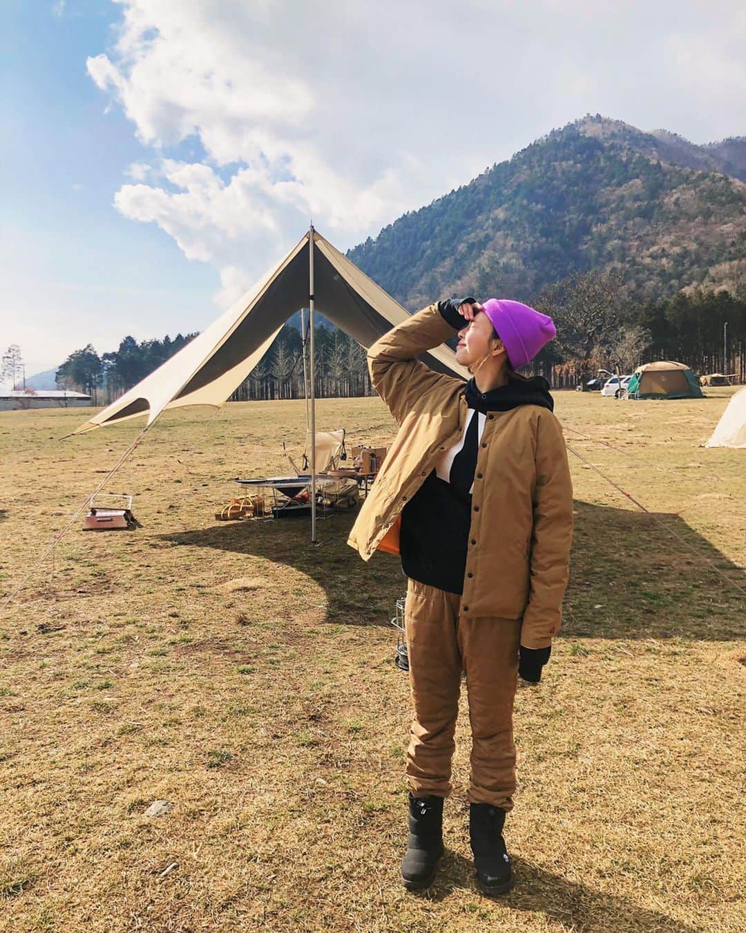 吉田夏海さんのインスタグラム写真 - (吉田夏海Instagram)「2月のキャンプは空気が寒いけど太陽があれば暖かいんだなぁ🌞﻿ ﻿ 昼はみんなでタープの下でまったり⛺️💭﻿ ﻿ また次のキャンプも楽しみだ☺️🤞﻿ ﻿ #camp﻿ #snowpeak ﻿ #chill﻿ #ふもとっぱらキャンプ場﻿ #キャンプ﻿ #キャンプコーデ」2月8日 20時32分 - natsumiiiiiiiiiii