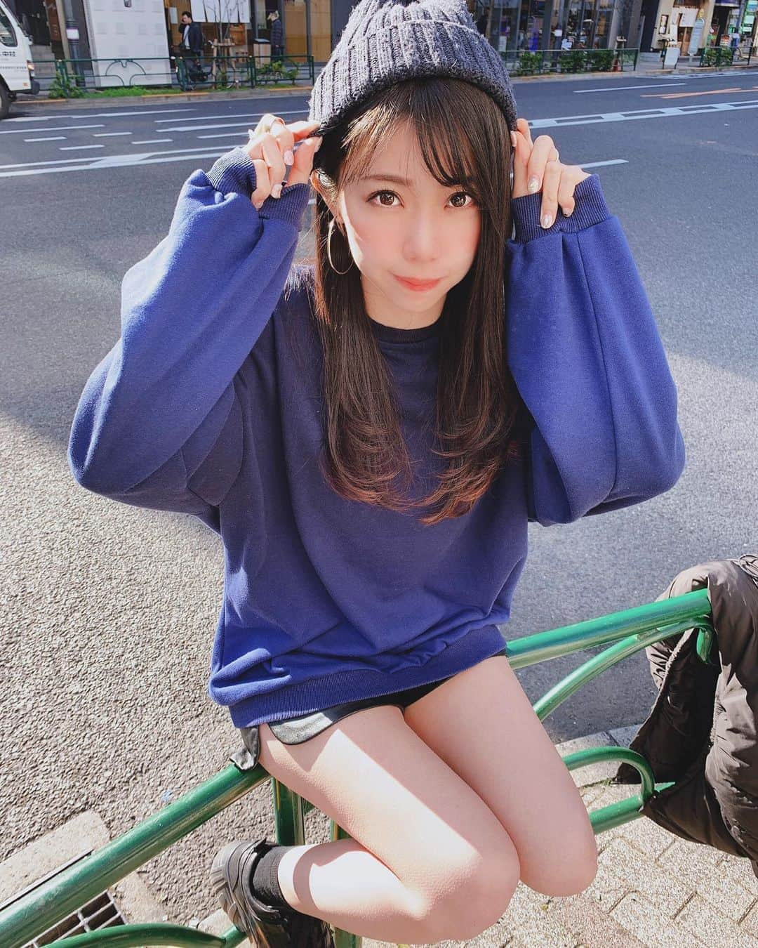 鈴木ふみ奈さんのインスタグラム写真 - (鈴木ふみ奈Instagram)「ビックシルエットのトレーナーかわいい💜💜 よく見るとグラデーションになってるの💜💜 Tops @nosweat_official  shoes @emoda_official  #よく見ると #めっちゃ鳥肌たってる #笑 #ふみるっく #fashion  #code #codenate #emoda #nosweat #ootd」2月8日 20時33分 - fuminasuzuki