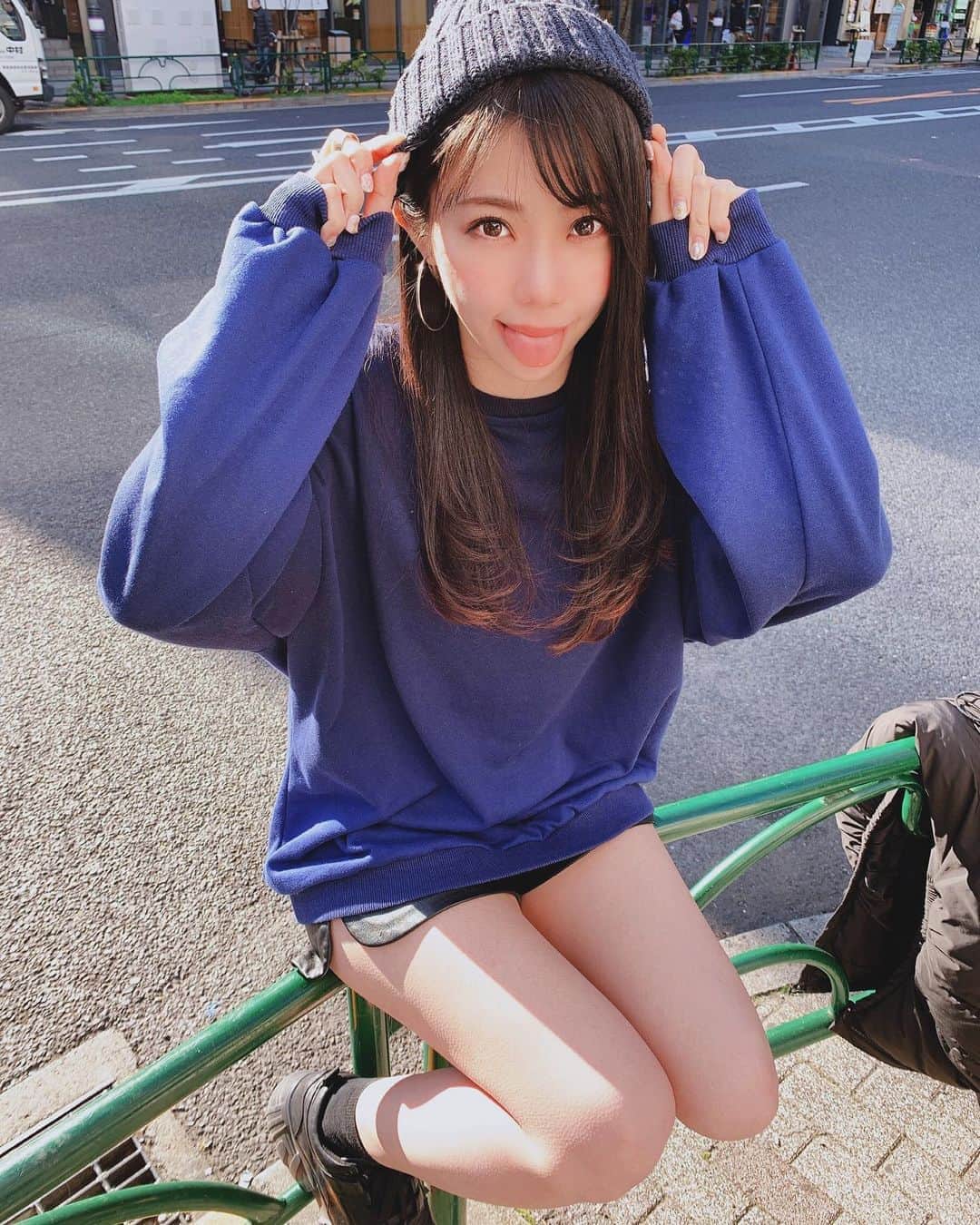 鈴木ふみ奈さんのインスタグラム写真 - (鈴木ふみ奈Instagram)「ビックシルエットのトレーナーかわいい💜💜 よく見るとグラデーションになってるの💜💜 Tops @nosweat_official  shoes @emoda_official  #よく見ると #めっちゃ鳥肌たってる #笑 #ふみるっく #fashion  #code #codenate #emoda #nosweat #ootd」2月8日 20時33分 - fuminasuzuki