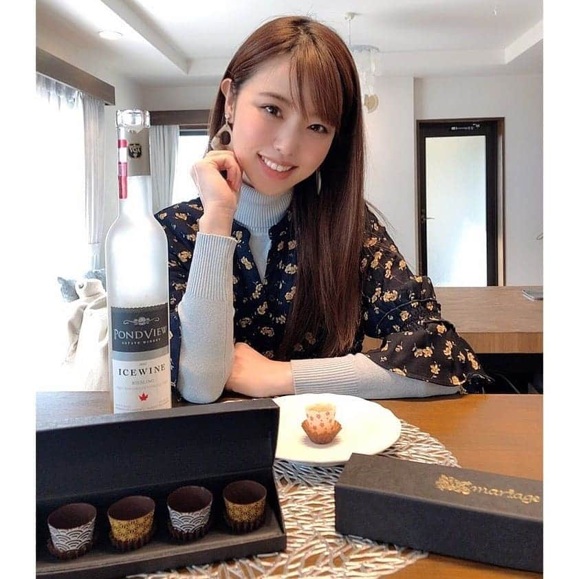 垰智子さんのインスタグラム写真 - (垰智子Instagram)「スィーツとお酒って実はとっても相性が良くて、私も大好きな組合せ♡ . パリでパティシエとして活躍し、六本木のリゴレットの立ち上げメンバーでもある @patissielle が考案したショコラカップ💕 . とっても可愛くデザインされたエリーさん手作りのチョコレートで作られたコップに、そのチョコレートの味に合わせてペアリングされたワイン🍷を注いでもらって ワインとチョコレートのマリアージュを楽しんで来たよ♪ . 本当にどれも美味しくて最高なの😍 合わせるお酒はワインじゃなくてもウィスキーや日本酒とかでもいんだって☺ . 今回、バレンタインデーに向けて期間限定でショコラカップが体験・購入できるイベントが恵比寿で開催🍷🍫 2/9日11日の13時-16時まではエリーさんもいるからぜひ行ってみてね♡ 2/14まで 平日15時-20時 土日祝 13時-19時で、カナダワイン専門ショップ Heavenly Vinesで開催中🇨🇦 . . #winepairing #ワインペアリング #sweetswithwine #ショコラカップ #winestagram #wine #chocolate #マリアージュ #food #instafood #valentine」2月8日 20時34分 - taotao_tomo