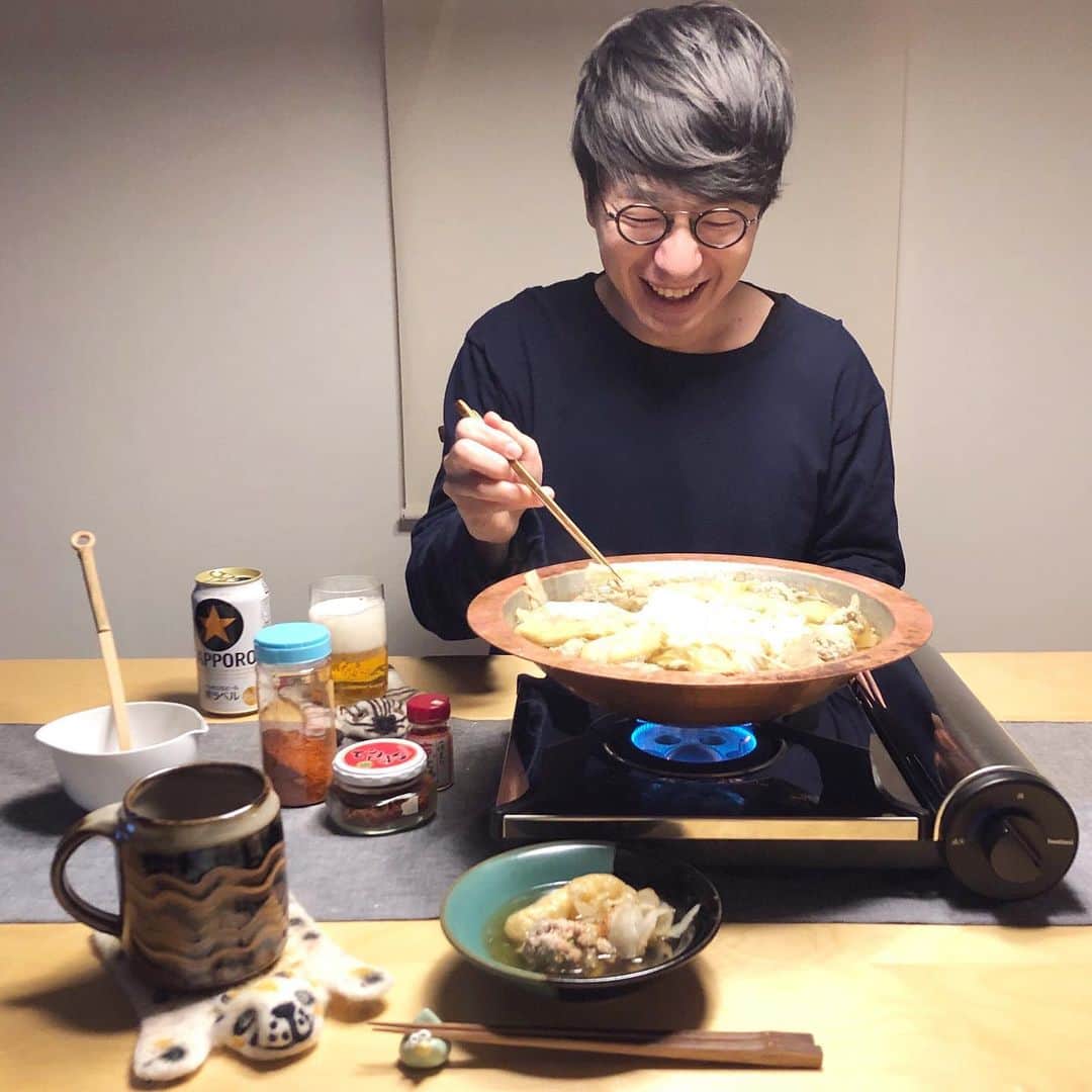 みわこさんのインスタグラム写真 - (みわこInstagram)「＊ きょうも1日おつかれさま☻ . ・生姜たっぷり肉だんごとささがきごぼうの鍋 . 砂肝炒めの予定が、寒かったから結局お鍋に😂😎🍲 おうちでも温活を意識して、根のものや生姜を多めに。 ゆずからりんや一味をいっぱい振って、内からポカポカ♡ . あすも　@seikohousing_tokushima の モデルルームに10〜17時まで2人でお邪魔しています♡ (Google mapで「エコタウン西矢三」の場所) ご来場して下さった方にはもれなく、オーバッシュの あったかスープ＋温活レシピで焼いた3種のクッキー＋ 可否庵のドリンク1つをすべてセットでプレゼント。 おうちを真剣に探している人もそうじゃない人も ゆめタウンとか田宮街道周辺の用事のついでに、 ふらりと遊びに来るだけでもぜんぜん大歓迎♡ セイコーさんはしつこい勧誘とかは全くなしです。 . 今日は「インスタ見てますよ」って話しかけて下さった方と、 なんでお店はじめたんですか？とか なんでこんな飲みやすいコーヒーなんですか？とか みわさんが建てるならどんな家にしますか？とか、 色んな話題でたくさんお喋りさせていただきました。 なんと！テレビつけてたら毎日見る様な有名な人に このアカウントをフォローしてもらっていることを お客様から教わって、ぎゃー！ってびっくりしたり😂笑 必死にレジしたり、袋つめたりしていない分、 いつもよりゆったりのんびりさせてもらっているので、 何でもお気軽に話しかけてもらえたら嬉しいです。 あすも2人でお待ちしてま〜す☺️🤓♡」2月8日 20時44分 - meganeandmiwa