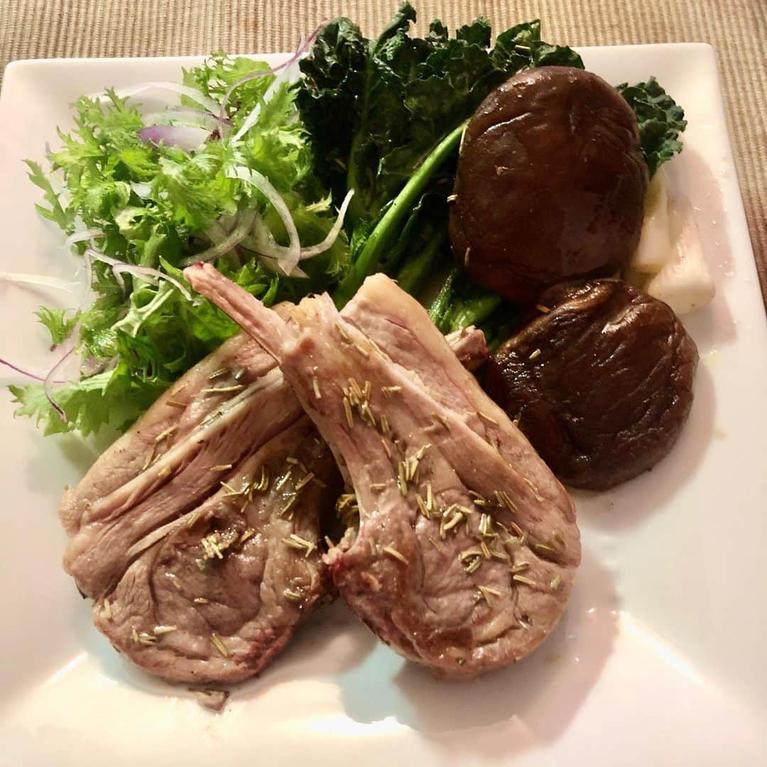 のインスタグラム：「今夜のメインは #ラムチョップ 🥩😋 #奇跡の塩 #デトックス塩 の #ヒマラヤマグマソルト かけて数時間置いておくとすっごく柔らかくて美味しくなるよ❣️ 付け合わせはブロッコリー✖️ケールの #アレッタ 🥦 #ヘルシー家ご飯 #まだビーガンにはなれず #美容アンチエイジング専門医 #黒田愛美」