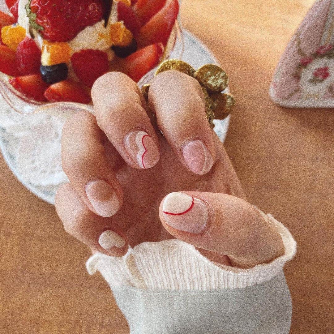 のインスタグラム：「. . 💅❤️🍓 . @louie_hair の @saori_yamaguchi_leo さんに ネイルしていただきました🍓 右はピンク、白、赤、ベージュ (CHANELのファレルさまの色合いが可愛くて🍓) 左は黄色、ミント、白🐥 (今はまっている色) . くすんだパステルなトーンで ツヤとマット混ぜ混ぜで もくもくラインが スーパー可愛いです☁️☁️☁️ . . #nail」