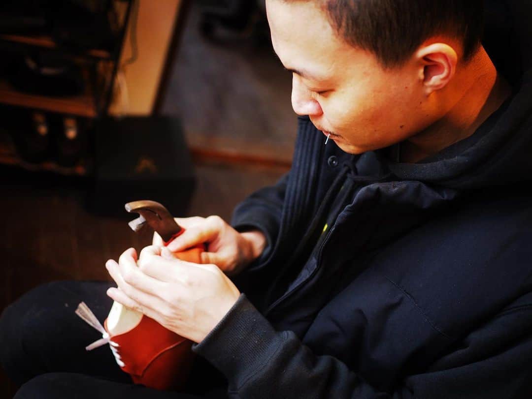 花田優一のインスタグラム：「、 今日もこのような感じです。ぼぼ変わらない毎日ですが…  #shoes #craftsman #craftsmanship #yuichihanada #tokyo #japan」