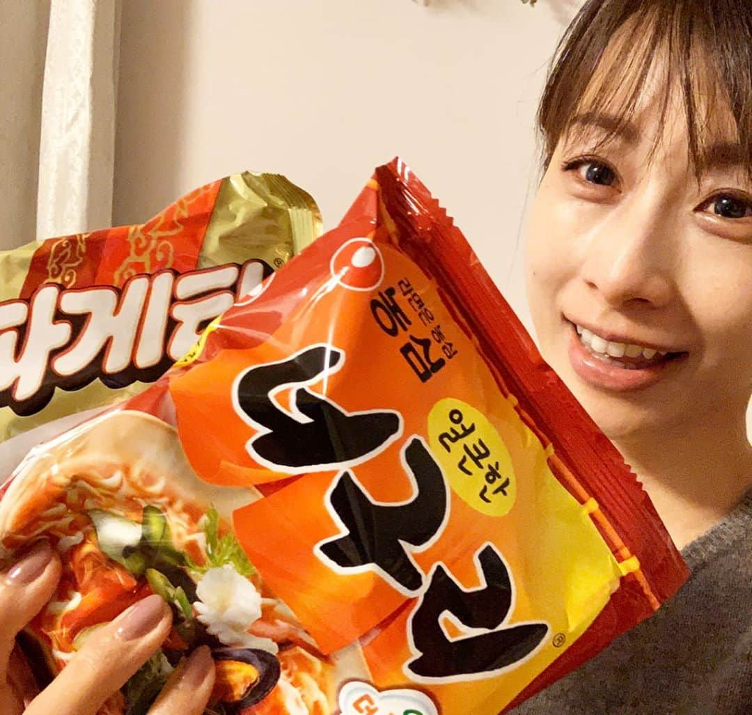 加藤綾子さんのインスタグラム写真 - (加藤綾子Instagram)「* どうしても食べたくて。。 作っちゃいましたー✨✨ チャパグリ🥢 「チャパゲティ」＋「ノグリ」＝チャパグリらしいです🤔 あの映画を見たら絶対食べたくなる…😂 これ、結構辛くて本当に美味しい🤣💕 #パラサイト半地下の家族 #チャパグリ #違う味のもの2袋使うから #量が多すぎて #一度に食べきれない #残りは明日 #お肉はたまにしか食べませんが #映画の通り #一丁前に入れてみました　🐮 #結構辛め😖 #お気に入りのお皿で」2月8日 20時48分 - ayako_kato.official