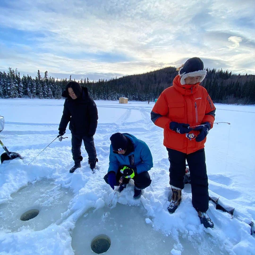 長谷川朋美さんのインスタグラム写真 - (長谷川朋美Instagram)「#アラスカ では人生初の#アイスフィッシング 体験をしました♡ ・ 凍った湖の上に車を走らせて自分たちで穴を開けて…見事にみんなお魚を釣り上げることができました😆 ・ その後、#チャーガ と言う、白樺の木に生息する幻のキノコの収穫を見せてもらったり、日本ではできない、かなり貴重な経験‼︎ ・ アラスカ思ってたよりかなり楽しいです✨✨✨ ・ #icefishing #釣り #fishing #湖 #lake #雪 #snow #冬 #winter #アラスカ #Alaska」2月8日 20時53分 - hasegawa.elena.tomomi