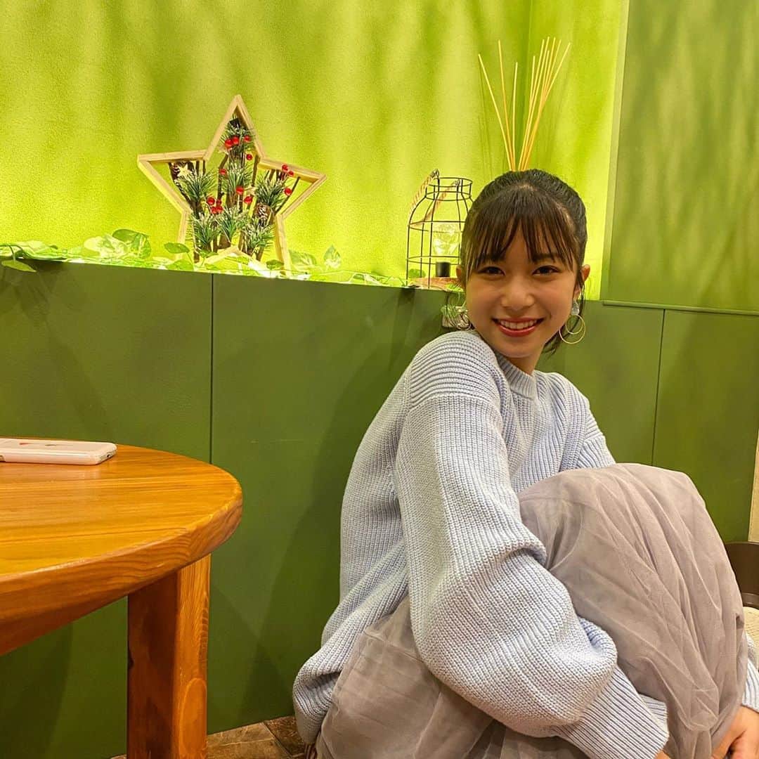 飯窪春菜のインスタグラム：「🤦🏻‍♀️🐖♥️ ・ ・ 私の推しメン、こぶしファクトリー井上玲音ちゃんと一緒にマイクロブタカフェに行ってきました♥️ ・ れいれいもれいれいがいる空間もブタさんも全てが可愛くて尊くて…たくさん写真も動画も撮ったからどれを載せようか迷った結果、全部載せようと思いました。笑 まだあります。まだ投稿続きます。 それはまた明日以降載せますね🌸 ・ とりあえずこの10枚を見てください。可愛すぎるので。はあ…幸せだったあ…🤦🏻‍♀️💭♥️ ・ 😌😇😌😇😌😇😌😇 ・ ・ ・ #こぶしファクトリー  #井上玲音  #れいれい  #推しメン  #マイクロブタ  #はるなの毎日  #飯窪ってる」