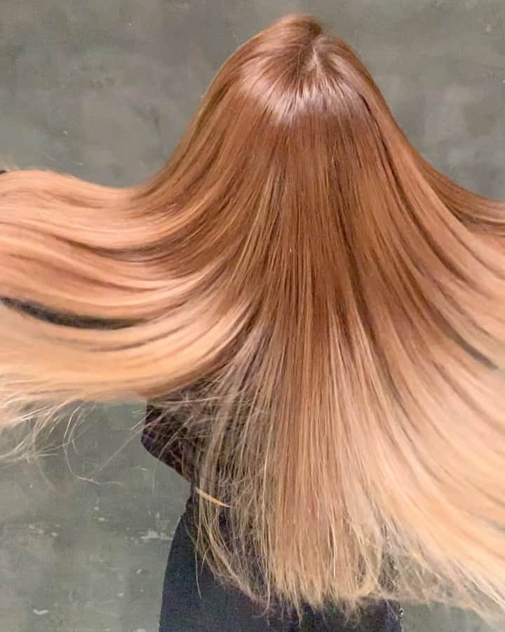 のインスタグラム：「. . エクステ付けたままリタッチ＆トリートメント🧡 さらさら復活したよ〜〜〜🙋‍♀️🌪 エクステは1ヵ月経ったけど1枚しか取れてないの😆 本当にRiselのシールエクステはおすすめがすぎる🙏💯 なんの回し者でもないけど、太鼓判とはこの事だ👏 🦸‍♂️ @risel_kazu さん/ @keishi.aota_fitness さん 今日もありがとうございました✨✨✨ . #シールエクステ#さらさら#リゼル#カズさん安定のプロテインボケまでありがとうございました❤️」