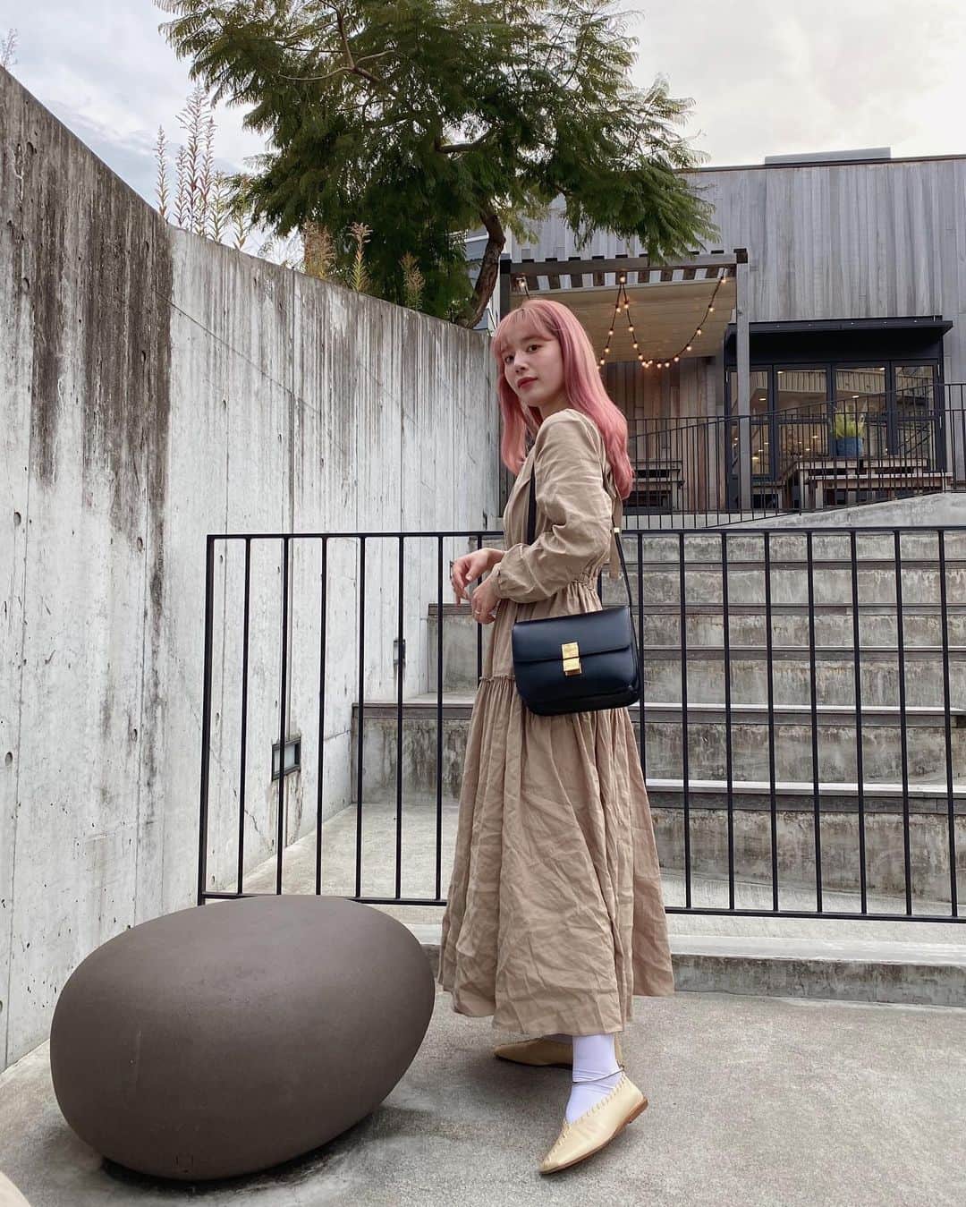 目見田早弥子のインスタグラム：「| ꙳ この前のインスタライブの時に たくさん質問いただいたワンピース🌬 @casa_fline のものです⚐ 可愛いしポケットがあるのも母としてはポイント高し！ 首の後ろがリボンになっててかわいいです♡ #casafline」