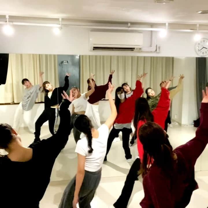 Asuka Fujimoriのインスタグラム：「🦋AG Video🦋 バチバチギャンギャンガールズ🚺🔥 みんなと共同制作が最高にたっのしいのです！ ❓💋So What💋❓@awich098 🌹Choreo by @asuka_betty  @sae12rapunzel19 @rikako_1927  @rinri_416 @rico920rico  @mi_zyu_ki_ @miyuu_1296  @a09nn @mikika_dnc  #AG#sowhat#awich」