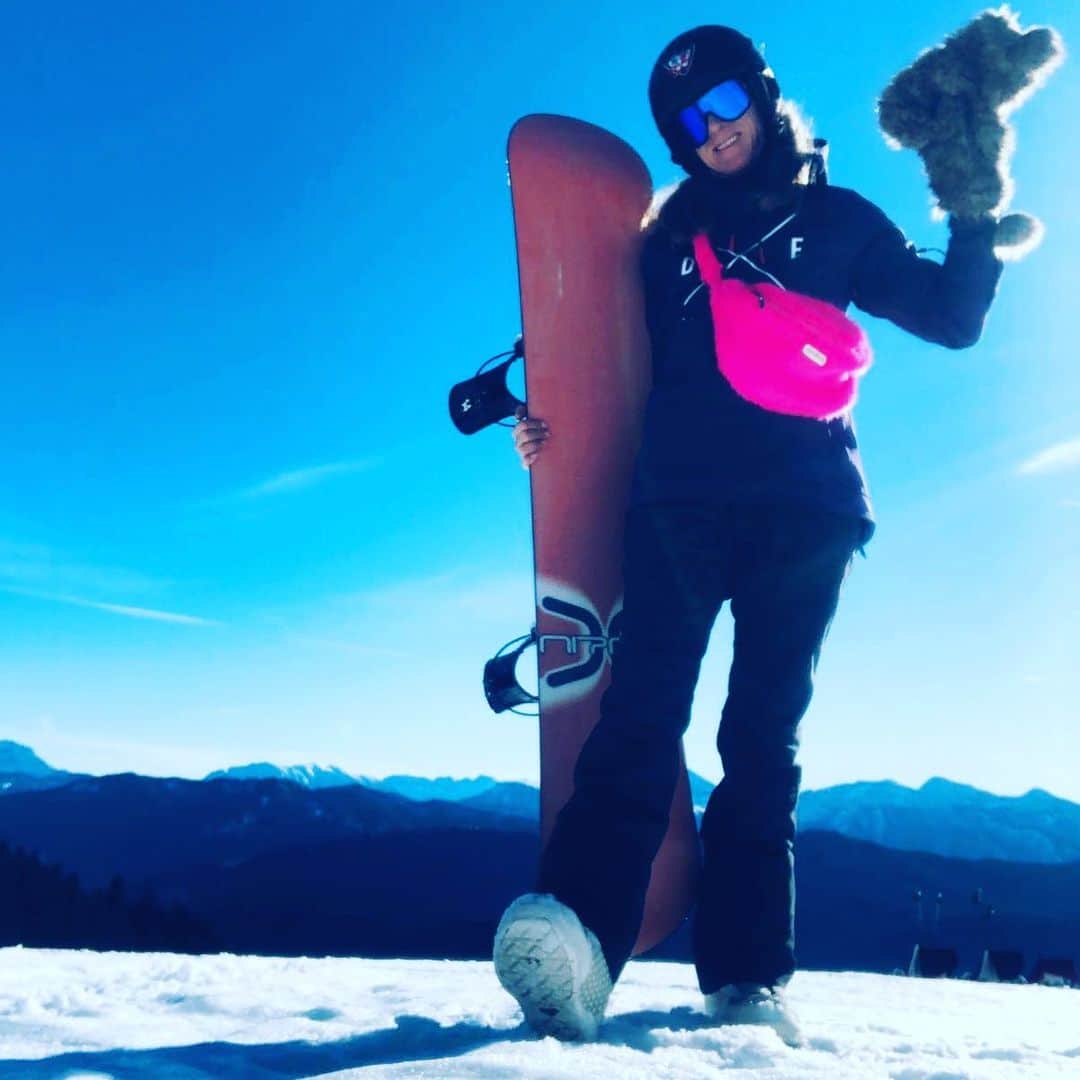 ブラジ&ブラジさんのインスタグラム写真 - (ブラジ&ブラジInstagram)「#beltbags #brasibrasi #fakefur #musthave #coolerbegleiter #pink #snowboard #havefun 💕😁」2月8日 21時10分 - brasibrasi