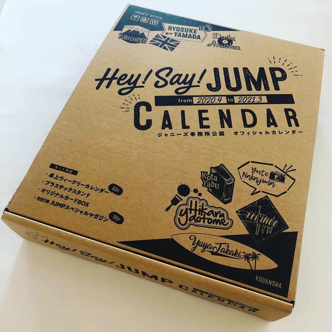 withさんのインスタグラム写真 - (withInstagram)「Hey! Say! JUMP カレンダーの全容を公開！ 3月6日発売❤️ 本日は、パッケージデザインもいち早く皆さまにお披露目しちゃいます✨✨ カードBOX同様に、メンバー名をあしらったデザイン。お店からも持ち帰りやすいサイズ感なのもおすすめポイントです💕 * カレンダー本体は、 【週めくり】！ 卓上タイプのカレンダーです。デート感、一緒に過ごしている感満載！飾りやすさ、爽やかな魅力、おしゃれっぽさを意識しました。丈夫なプラスチックスタンドなのもGOODです！ * カレンダーのカードを収納するためのオリジナルBOXにも注目💋　かわいいデザインの引き出しには、カレンダー以外にもチケットや写真を並べて収納できるデザインです！ * そして、付録は 【H.S.J magazine】！ ソロ企画、全員企画、コンビやトリオの企画など全部で18個の特集を収録。ぜーんぶJUMPのスペシャルな雑誌ですっ📚。96ページの大ボリューム！　インタビューや座談会もおさめた充実ぶり。どうぞお楽しみに。 * 大型書店や一部CDショップ、ネット書店ではご予約を受付中とのこと。みなさま、ご予約をお忘れなく！ “永久保存版”です😉。 * そして発売中のwith3月号ではカレンダーオフショットを多数掲載中📷📸📷。また4月号ではなんと8ページでカレンダーを特集！どちらもwithでしか見られない写真ばかりです。 さらに💄💋💄！カードBOXとお揃いのコラボシールもwithの付録に。お見逃しないようにチェックしてくださいね🇬🇧！カレンダー情報はアーティスト企画部Twitter @kodansha_artist  から発信中！  #heysayjump  #with3月号 #with4月号 #HeySayJUMPカレンダー2020 #山田涼介　#知念侑李 #中島裕翔　#有岡大貴  #伊野尾慧　#髙木雄也 #八乙女光　#薮宏太 #muahmuah #Iam #連載Boysbeスペシャルも」2月8日 21時04分 - with_mag_official