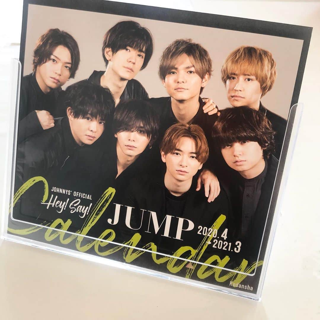 withさんのインスタグラム写真 - (withInstagram)「Hey! Say! JUMP カレンダーの全容を公開！ 3月6日発売❤️ 本日は、パッケージデザインもいち早く皆さまにお披露目しちゃいます✨✨ カードBOX同様に、メンバー名をあしらったデザイン。お店からも持ち帰りやすいサイズ感なのもおすすめポイントです💕 * カレンダー本体は、 【週めくり】！ 卓上タイプのカレンダーです。デート感、一緒に過ごしている感満載！飾りやすさ、爽やかな魅力、おしゃれっぽさを意識しました。丈夫なプラスチックスタンドなのもGOODです！ * カレンダーのカードを収納するためのオリジナルBOXにも注目💋　かわいいデザインの引き出しには、カレンダー以外にもチケットや写真を並べて収納できるデザインです！ * そして、付録は 【H.S.J magazine】！ ソロ企画、全員企画、コンビやトリオの企画など全部で18個の特集を収録。ぜーんぶJUMPのスペシャルな雑誌ですっ📚。96ページの大ボリューム！　インタビューや座談会もおさめた充実ぶり。どうぞお楽しみに。 * 大型書店や一部CDショップ、ネット書店ではご予約を受付中とのこと。みなさま、ご予約をお忘れなく！ “永久保存版”です😉。 * そして発売中のwith3月号ではカレンダーオフショットを多数掲載中📷📸📷。また4月号ではなんと8ページでカレンダーを特集！どちらもwithでしか見られない写真ばかりです。 さらに💄💋💄！カードBOXとお揃いのコラボシールもwithの付録に。お見逃しないようにチェックしてくださいね🇬🇧！カレンダー情報はアーティスト企画部Twitter @kodansha_artist  から発信中！  #heysayjump  #with3月号 #with4月号 #HeySayJUMPカレンダー2020 #山田涼介　#知念侑李 #中島裕翔　#有岡大貴  #伊野尾慧　#髙木雄也 #八乙女光　#薮宏太 #muahmuah #Iam #連載Boysbeスペシャルも」2月8日 21時04分 - with_mag_official