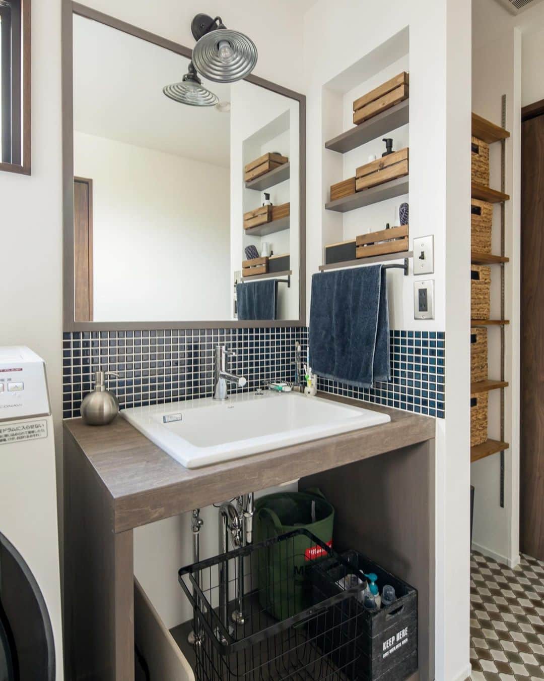 ルポハウス一級建築士事務所さんのインスタグラム写真 - (ルポハウス一級建築士事務所Instagram)「・ ・ ・ やや広めの洗面ルーム。 ・ 造作の洗面台、大きな鏡・照明・タイル・床材などを丁寧にに選んだ、お気に入りの空間です。 ・ ・ ・ 𓐌𓐌𓐌𓐌𓐌𓐌𓐌𓐌𓐌𓐌𓐌𓐌𓐌𓐌𓐌𓐌𓐌𓐌  ルポハウスの施工事例はこちらまで☞ @reposhouse  𓐌𓐌𓐌𓐌𓐌𓐌𓐌𓐌𓐌𓐌𓐌𓐌𓐌𓐌𓐌𓐌𓐌𓐌 #ルポハウス は#ちょっとかっこいい家 を"友人のために" という思いでつくっています。 一生に一度の#マイホーム。 「あなたにしかできない」×「ルポハウスだからできる」で、 私たちだけの#家づくり を思いっきり楽しんでみませんか？！ ・ ・ ・ #住宅 #注文住宅 #新築一戸建て #デザイナーズ住宅  #一級建築士事務所 #設計事務所  #滋賀県大津市 #滋賀県草津市 #滋賀県栗東市  #滋賀県近江八幡市 #洗面台インテリア #造作洗面台 #コラベルタイル柄 #サンゲツクッションフロア #美釉彩 #リクシルタイル#ニッチ収納#洗面台ニッチ #カクダイ洗面ボウル」2月8日 21時05分 - reposhouse