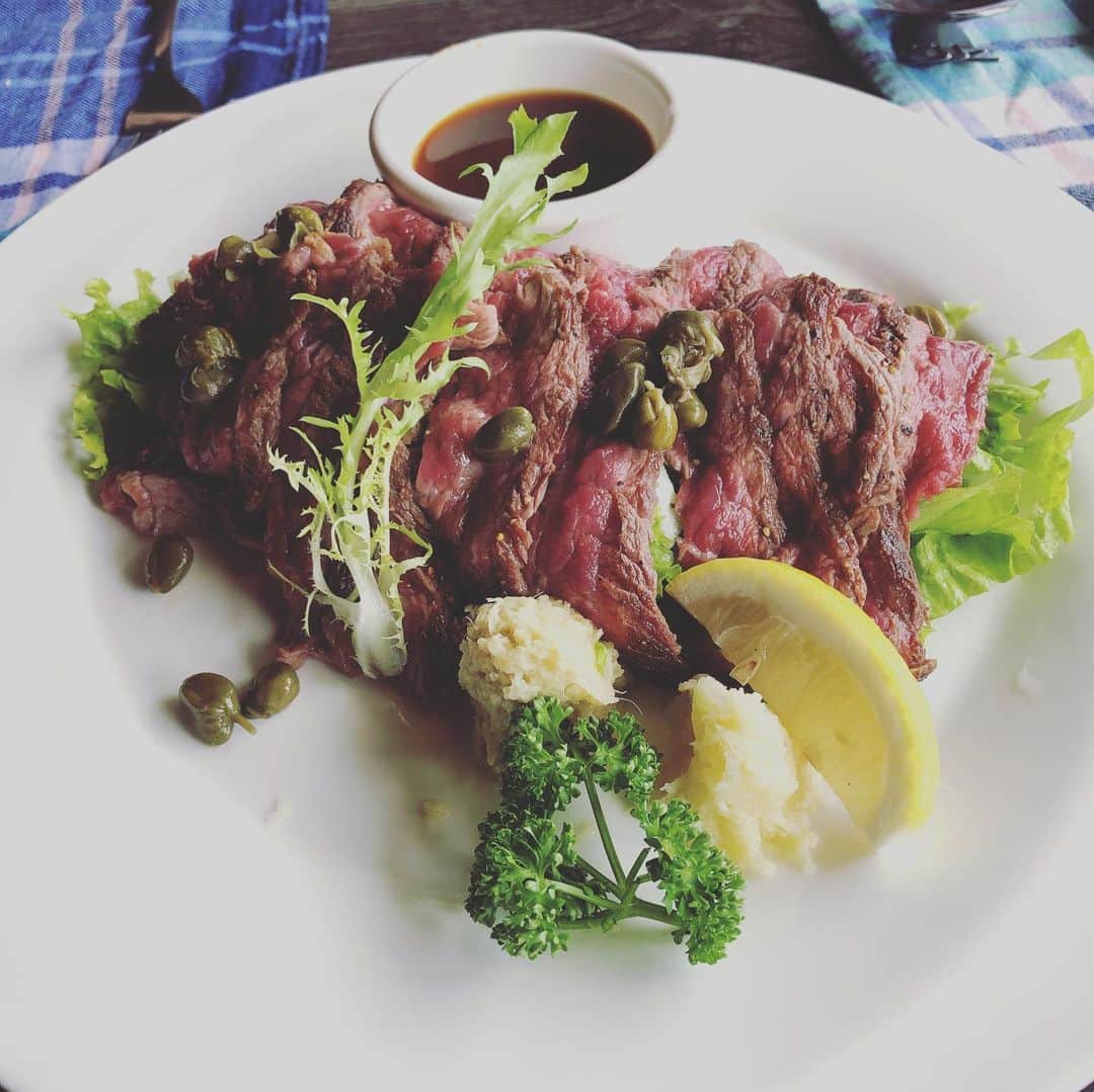 益田麻衣のインスタグラム：「今日のお昼はアメリカンなお店でお肉。 たたきに、ステーキ。 美味しすぎた♡  #お肉 #ステーキ #フィリピン #ランチ #グルメ」