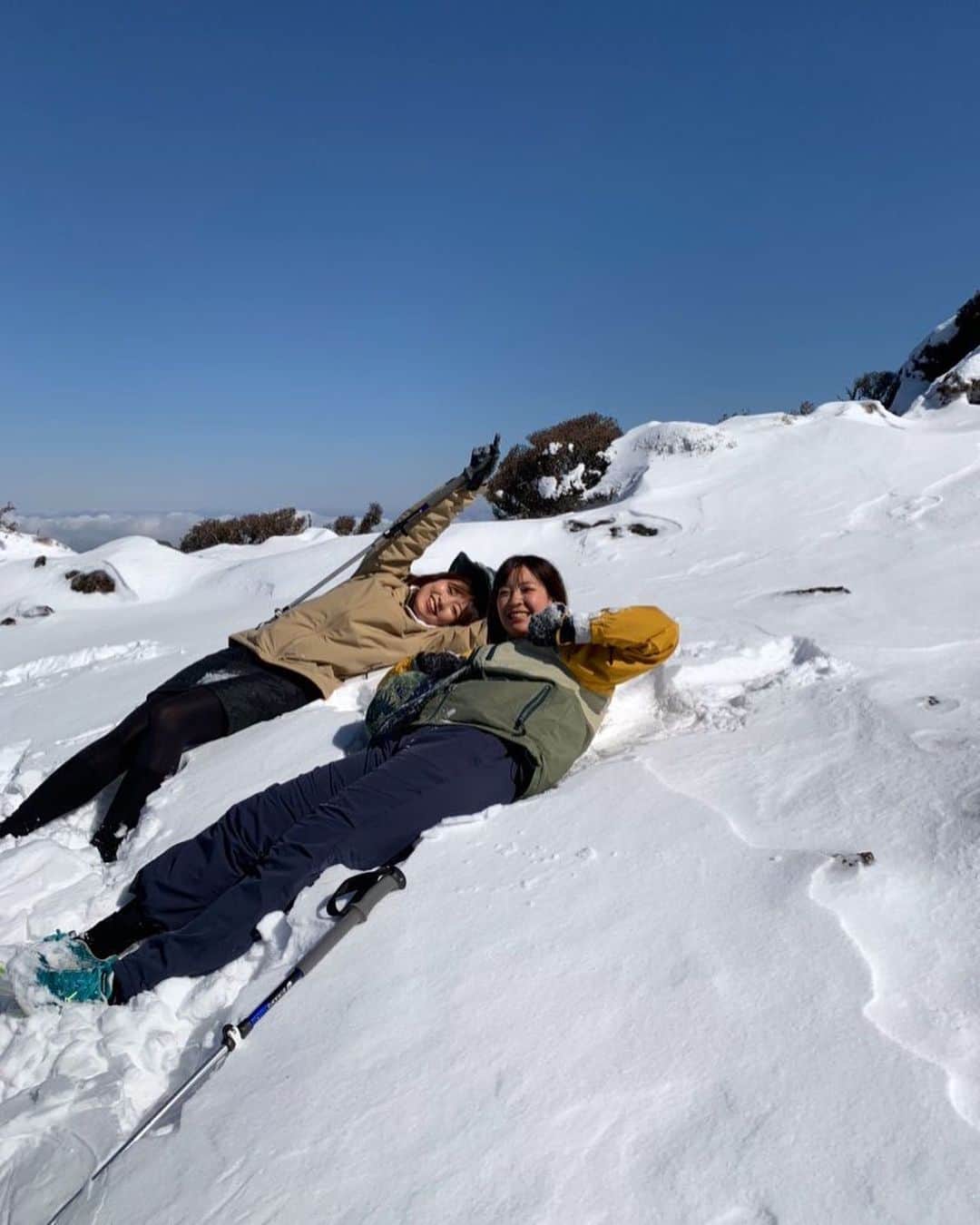 上杉あずさのインスタグラム：「. 福岡では未だ見ぬ雪⛄ #今年初雪 #シャキシャキ #ダイビングinthesnow #オシャンティー #山人に勧められて寝てみた #福岡にも積雪を #ストップ地球温暖化  #アナと雪の女王 #彼女はアナとユキと呼んでいた #エルサは何処へ #mountain #snow #karakunidake #fukuoka #miyazaki #training #trip #winter #mounting #stop #environment #globalwarming #yuki」