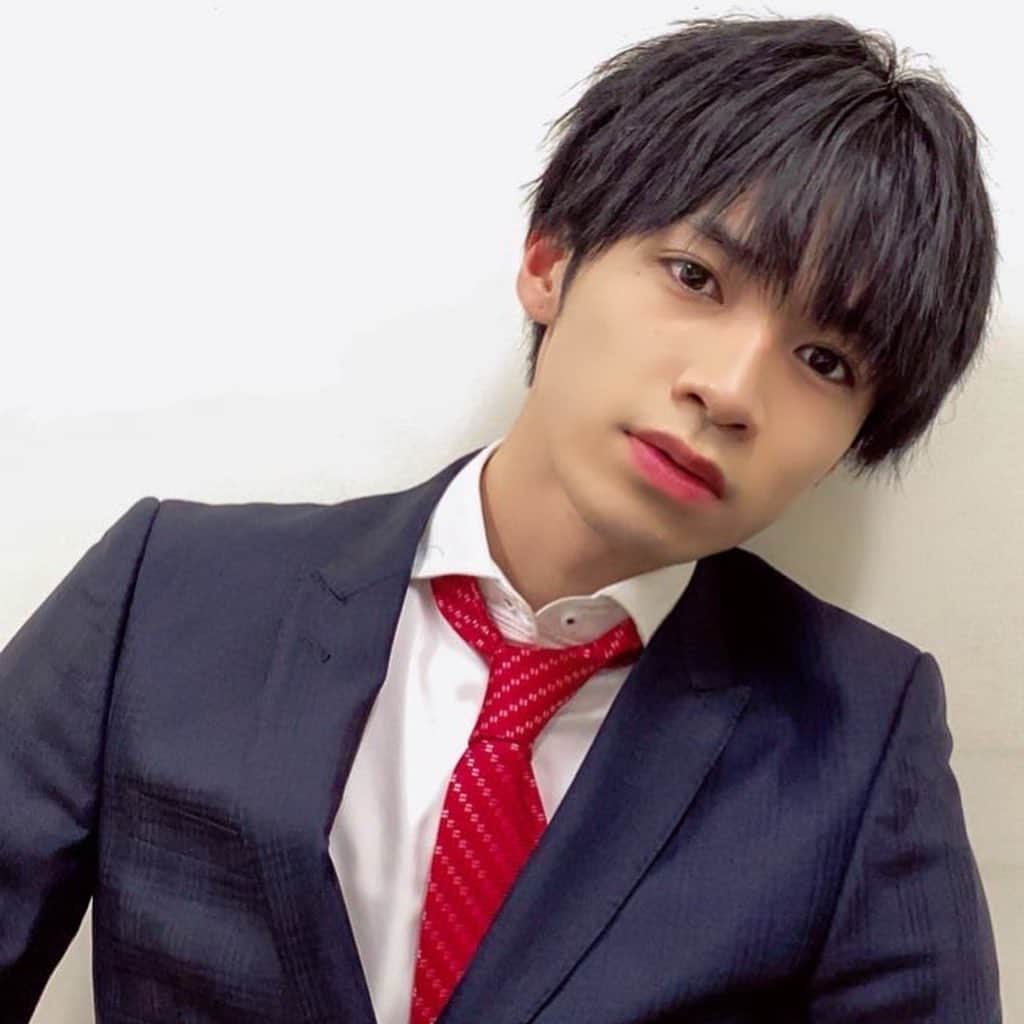 のインスタグラム：「suit😎 . . . 似合ってる？😑 #suit」