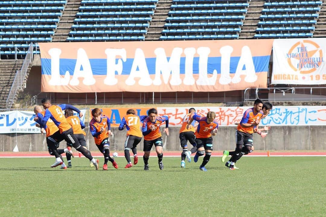 のインスタグラム：「⚽️training game⚽️ 7試合目 vs カターレ富山 1-3 lose 試合会場にたくさんの横断幕を張って頂いたサポーターの皆様、そして、会場に足を運んでくれた皆様、ありがとうございました！ この結果に真摯に向き合い、必ずいい方向に進んでいきたいと思います！ #アルビレックス新潟 #albirex #albirexniigata #niigata #高知キャンプ #アイシテルニイガタ」