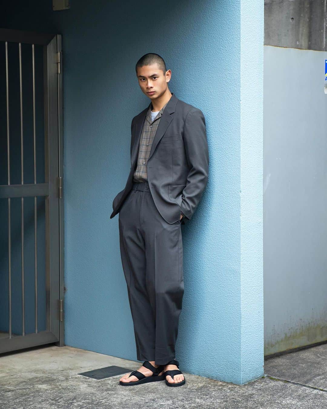 のインスタグラム：「TOKYO STREET STYLE Name: @iamyoooooooooooo  Jacket: @uniqlo  Shirt: @uniqlo  Pants: @uniqlo  Shoes: @uniqlo  #UniqloU#uniqlolifewear#pr#droptokyo#tokyo#japan#streetscene#streetfashion#streetwear#streetculture#fashion#denim#デニム Photography: @keimons  Styling: @masaakiida」