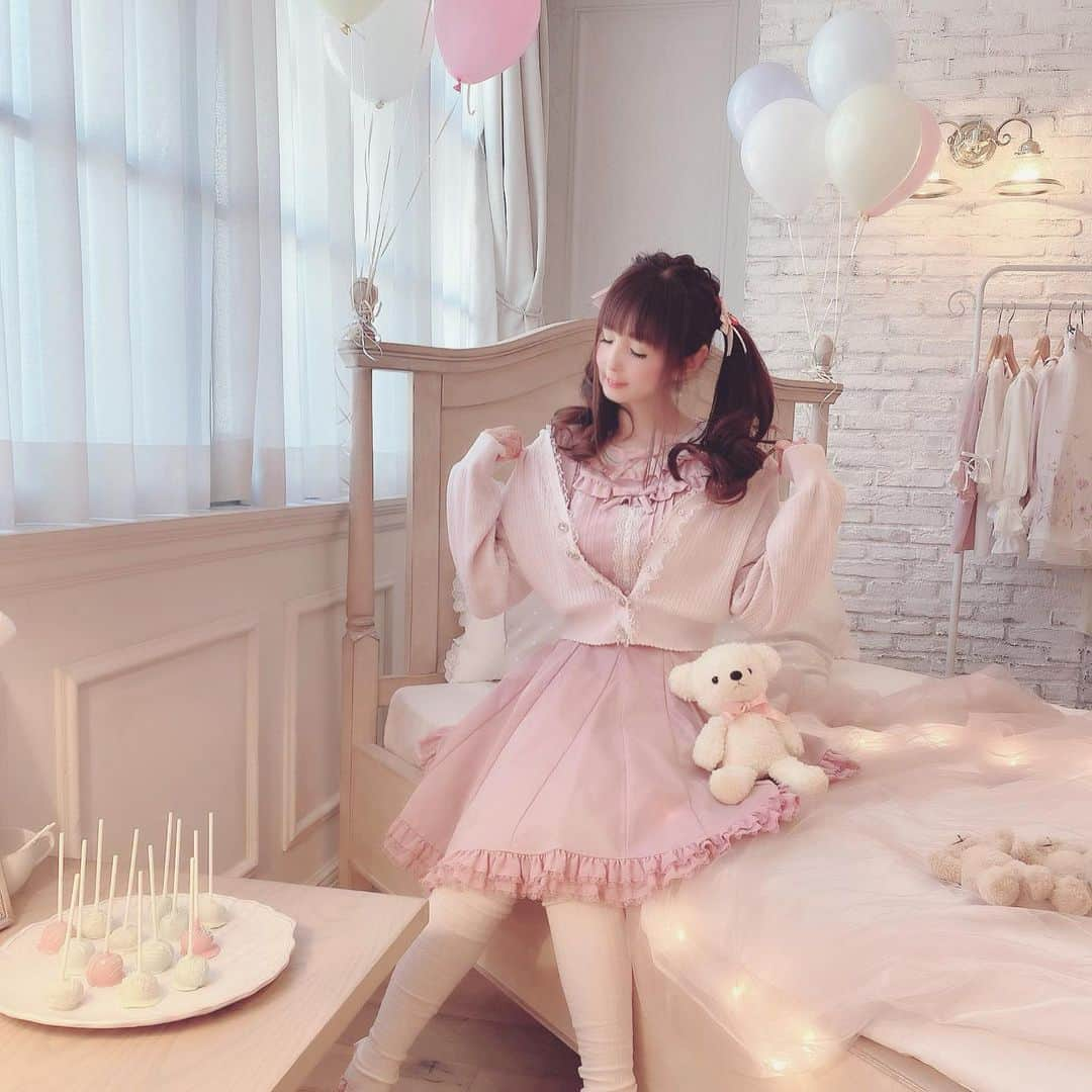 伊藤芽衣さんのインスタグラム写真 - (伊藤芽衣Instagram)「mille fille closet さまの﻿ （@millefillecloset_official）﻿ ﻿ #宝石カーデ　が﻿ ﻿ ほんとにかわいい♡﻿ ﻿ お色はしろと悩んでぴんくに﻿ しました♡﻿ ﻿ やっぱりあまあまで着たい！﻿ ﻿ ボタンが宝石💎で﻿ かわいいのはもちろん﻿ このシルエットが優秀♡﻿ ﻿ たゆっときれてみじかめ﻿ ウエストシェイプなの﻿ 大好きです♡♡♡﻿ ﻿ #millefillecloset #ミルフィーユクローゼット﻿ #ミル2020SS #ミルSweetBox﻿ #ガーリーファッション　#ガーリー﻿ #lodispotto #kawaii #ツインテール﻿ #カーディガン　#ヘアアレンジ」2月8日 21時28分 - itoumei