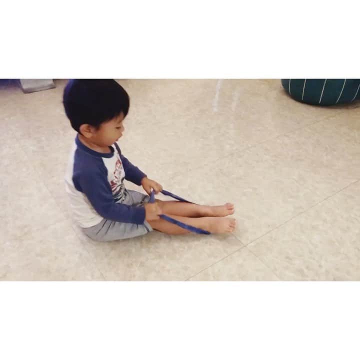 金城優華のインスタグラム：「チビ助突如ローイング始めました。笑﻿ ﻿ ﻿ ﻿ ﻿＃この後フォーム指導  #いつか親子トレ出来る日来るかな #金城優華﻿ #金城の子育て日記﻿ #3歳﻿ #子育て﻿ #workout﻿ #instagram  #instalove  #ママ」