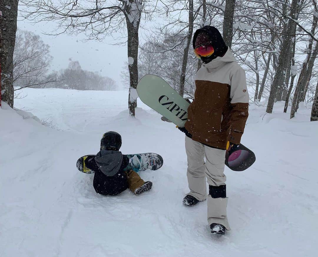 上村知世さんのインスタグラム写真 - (上村知世Instagram)「AKAKANに行ってきました⭐︎ 降り続けてました！！ めっちゃ楽しかったです♪ 彼はパークが好きなようですw  @estivo_jp @capita_japan @unionbinding_japan @deeluxeboots_japan @coalheadwear_japan  @vw_niigata  #fm775 #lifeiswinterwonderland #snow #snowboarding #winter #赤倉観光リゾートスキー場 #liww #volkswagen #volkswagengolf #キャンペーンカー #最高な週末」2月8日 21時30分 - tomose0207