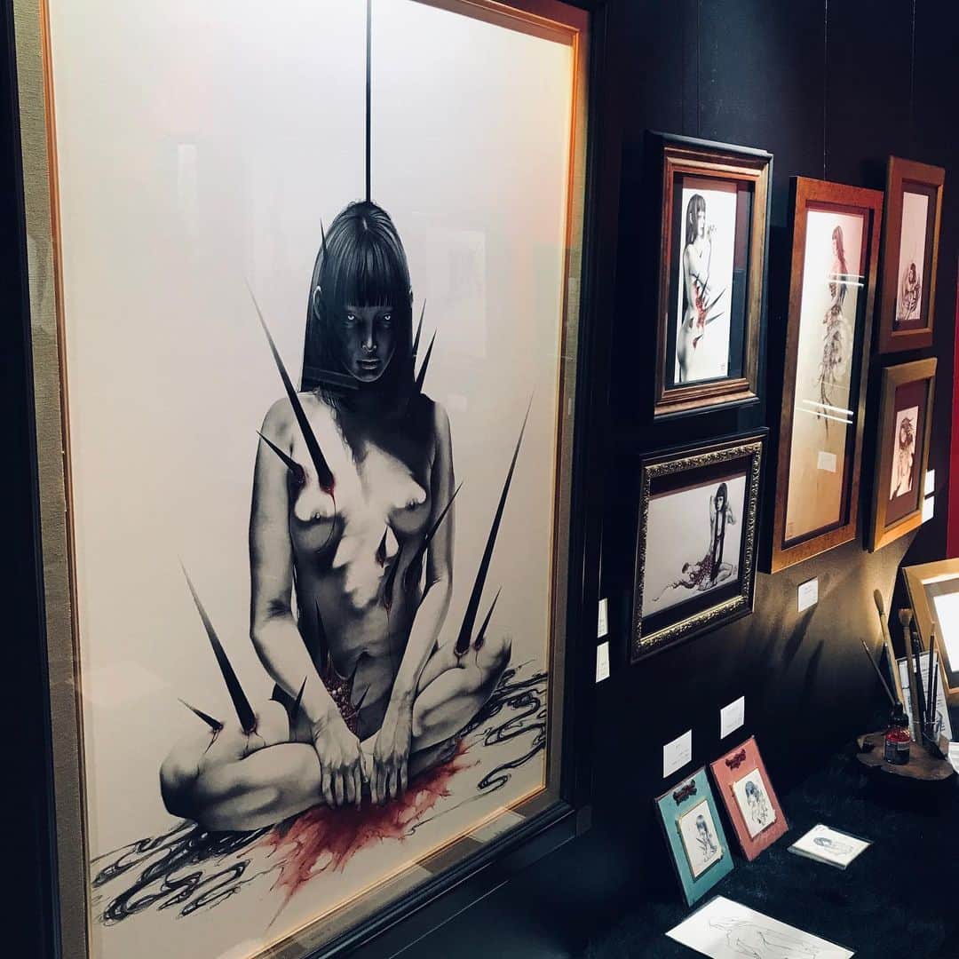 弘田佳孝のインスタグラム：「‪今日はこちらに。千駄木のgallery 幻にて冥麿さんの個展「Devotion Bound 序」生で観る作品の存在感は半端なく、そして美しかったです。オリジナルカクテル「動脈血」も美味しかった。2/16までの展示らしいので是非‬ ‪#DB序展‬」