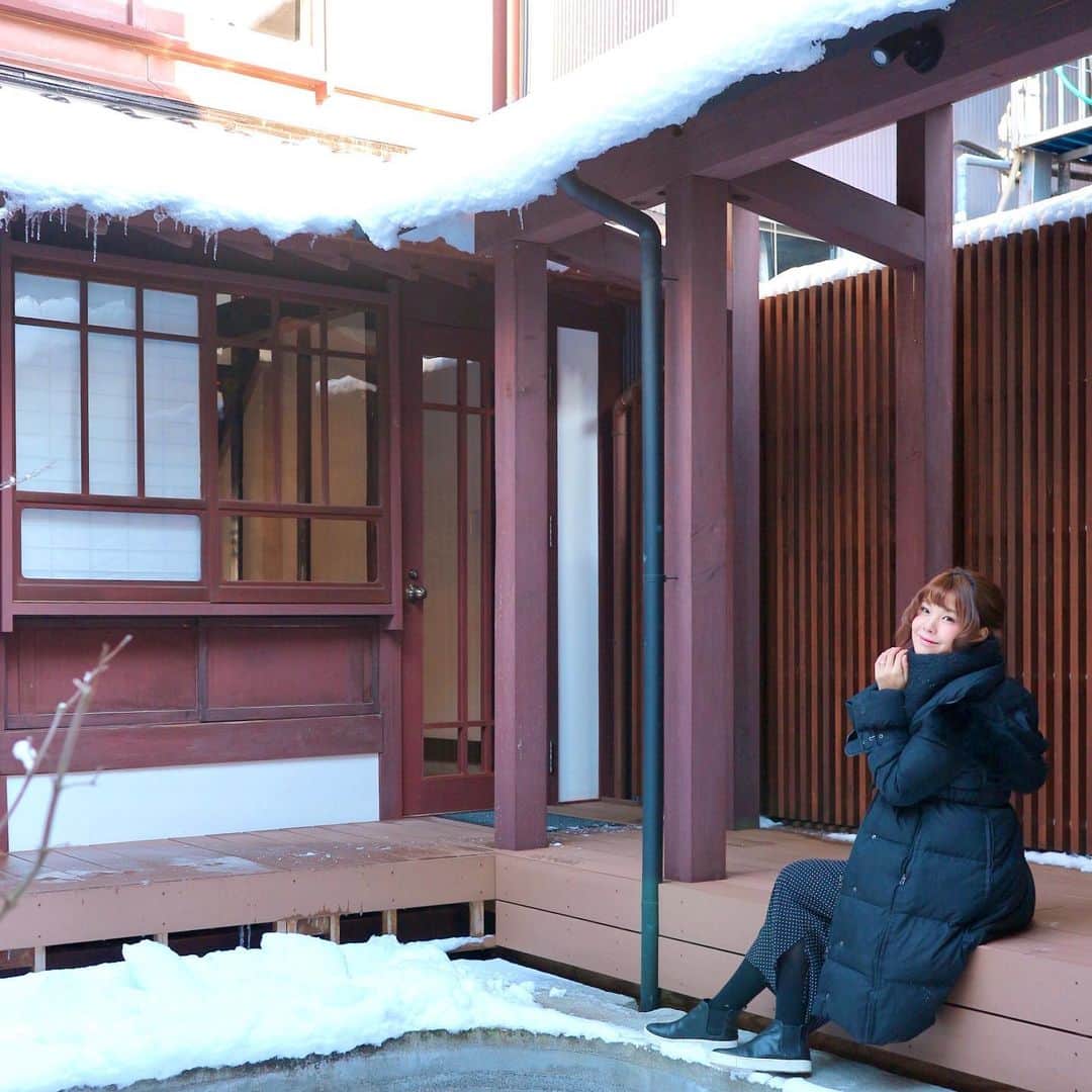 長谷川真美さんのインスタグラム写真 - (長谷川真美Instagram)「☃️💕 ・ ちょうど雪が綺麗な日に #高岡市 へ行ってきました❤️ ・ 1泊2日でいろいろな場所をまわって たくさんの方にお話を聞いて #高岡 の魅力に触れてきたから 何投稿かに分けて載せていくね😊✨ ・ 宿泊した #さまのこハウス は #金屋町 にある #ゲストハウス で まるで #タイムスリップ したかの様‼️ ・ 雰囲気のいい #石畳の道 を 進んでいくとある #格子造りの家 で もともと一般の民家だった母屋と 新築棟は現代風な空間になってて 古い町家暮らしを快適に体験できます💕 ・ 今回ご縁があって #金屋町元気プロジェクト という #空き家対策 や #定住促進 に取り組む 皆さんのお話が聞けたんだけど… ・ 伝統的な街並みだけでなく 地域の皆さんの人柄も素敵すぎて すっかり金屋町の虜になってました😊❤️ https://takaokalife.jp ・ #鋳物師の町 ということで #物作り体験 できるお店や飲食店も近くに✨ #観光 としても魅力的だけど ものづくりに興味ある若者たちにも ぜひ行ってみて欲しいなって思います😎 ・ #PRアンバサダー #ウェルカムサポート隊 #コミュニティ助成 #高岡 #鋳物の町高岡 #鋳物の町 #暮らし体験 #地域再生 #富山 #移住生活 #移住 #定住 #まあみの歩き方 #まあみトラベル #空き家 #民泊 #金属工芸」2月8日 21時41分 - maami.hase