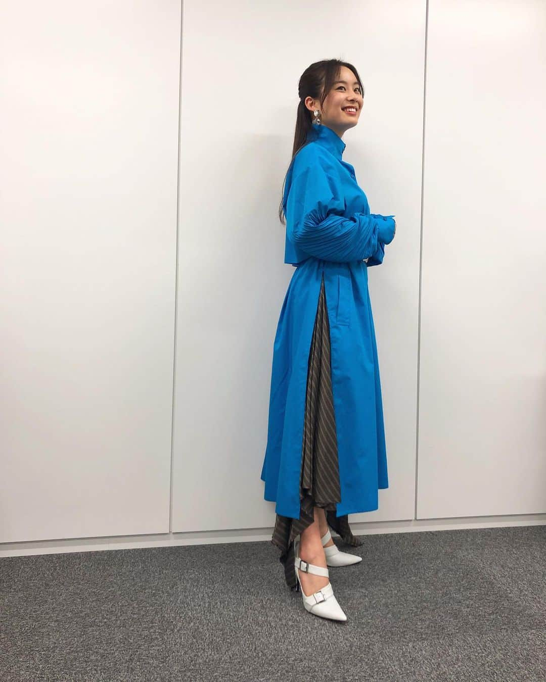 白鳥羽純さんのインスタグラム写真 - (白鳥羽純Instagram)「👗 ハイファイブの衣装〜！ 似合ってるでしょ？？ ふっふっふ😏  one piece : @mm_megmiura belt: @togaarchives pumps : @charleskeith_jp  #ハイファイブ  #衣装　 #megmiura #togaarchives #charleskeith_jp  #wardrobe #dress #blueblack」2月8日 21時46分 - hasuminst