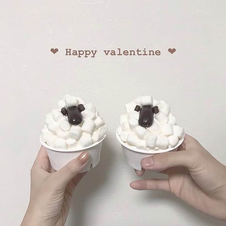 LUCRA（ルクラ）さんのインスタグラム写真 - (LUCRA（ルクラ）Instagram)「今年のバレンタインは羊のカップケーキに決まり！ 💕 ㅤㅤㅤ  顔はガルボで耳はベビチョコなんだそう！真似してみてくださいね！ ㅤㅤㅤ 「バレンタイン」に関する記事はLUCRAのアプリで✨ プロフィールのURLから！  ㅤㅤㅤ ㅤㅤㅤ  Text and photo by  @suzylily._  ㅤㅤㅤ  #バレンタイン#手作りお菓子#バレンタイン手作り  ㅤㅤㅤ  LUCRA公式Instagram上で紹介させて頂くお写真を募集中！写真に#lucrajp をつけるかタグ付けして投稿してくださいね♡ ㅤㅤㅤ  #家計簿 #家計管理 #やりくり #節約 #貯金 #節約生活 #節約レシピ #節約ごはん#つくりおき #つくおき #下味冷凍 #冷凍保存 #おうちごはん #時短料理 #時短レシピ #簡単レシピ #ズボラ飯 #ズボラ主婦 #作り置き #作り置きおかず #家事貯金 #デリスタグラマー #デリスタグラム #クッキングラム #ママリクッキング #子育て」2月8日 21時46分 - lucra_app