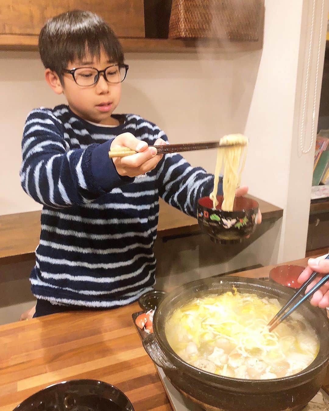 のインスタグラム：「【塩ちゃんこ鍋です！】﻿ ﻿ ﻿ ﻿ ﻿ ﻿ ﻿ コロナウィルスやインフルエンザウィルスは基本的に免疫力を上げるのが重症化しないコツだそうです！！明日からはる兄が入試だから、家にある免疫力アップ食材で晩御飯にしよう！！﻿ ﻿ ﻿ ﻿ ﻿ ﻿ ﻿ ﻿ ﻿ ❤️塩ちゃんこラーメン鍋﻿ ❤️トマトとアボカドの山盛りしらすのせ﻿ ﻿ ﻿ ﻿ ﻿ ﻿ ﻿ ﻿ ﻿ 塩ちゃんこ鍋は黄色のフライパン本に載っています！！﻿ ﻿ ﻿ ﻿ ﻿ ﻿ ﻿ ﻿ ﻿ すると、れんちび「明日の発表（の掲示板）は、俺が先に見る。」ってさ。旦那と一緒に学校まで見に行くってさ。それ、めちゃくちゃ怖えー。﻿ ﻿ ﻿ ﻿ ﻿ ﻿ ﻿ ﻿ ﻿ ﻿ すると、杏ちゃん「あんちゃんもれんくんといっしょにいく！」ってさ。杏ちゃん、遊びに行くんじゃないんだよ。﻿ ﻿ ﻿ ﻿ ﻿ ﻿ ﻿ ﻿ ﻿ ﻿ 私は明日、はる兄の高校入試に一緒についていきます。はる兄、ぼーっとしてるからさ、1人で行かせて遅刻したら終わりだ。﻿ ﻿ ﻿ ﻿ ﻿ ﻿ ﻿ ﻿ ﻿  あああ、自分の受験より緊張しています。風邪引いてないのに体が痛いー😱😱😱﻿ . . ﻿. . . . .  すると、杏ちゃん「からだをぴったりくっつけると、あしがあがらないんだよ。」ってさ。テレビでみたのを再現していました。やるね。 ﻿. . .  #みきママ #ラーメン #塩ちゃんこ鍋」
