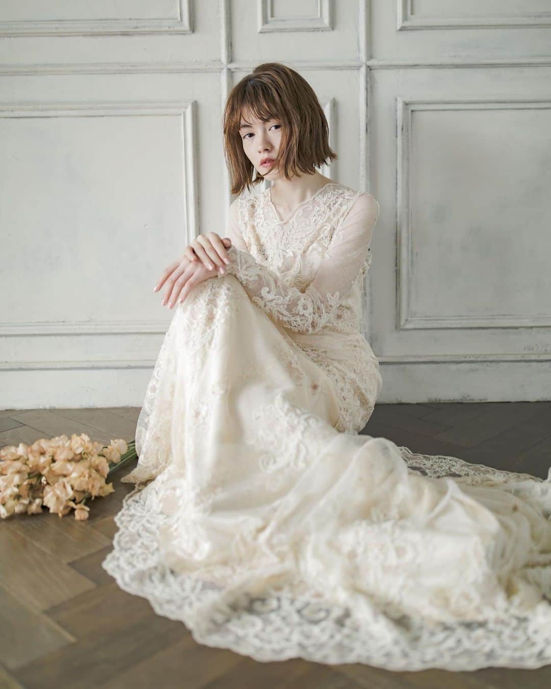 福田瞳さんのインスタグラム写真 - (福田瞳Instagram)「. . @plume.dress 📸 model / @oda.erika  hair make / @yuki_ii_  flower / @raque_rie . . 繊細なドレス♡ ぜひチェックしてみてください♡」2月8日 22時03分 - fukudahitomi610
