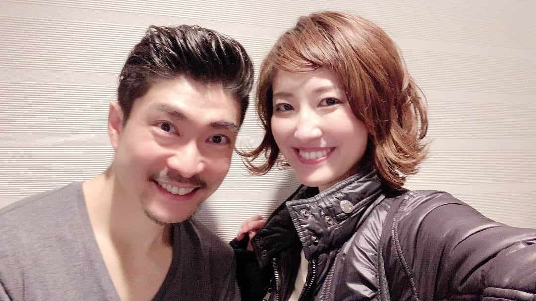 彩花まりさんのインスタグラム写真 - (彩花まりInstagram)「. 観劇日記♡CHESS THE MUSICAL ずっと観たかったCHESS。 やっと観られましたー！ . #リビングルームミュージカル つながりで いつだってパワフルでハートにガツンと響くエリさんこと #エリアンナ さん キレッキレだし楽しそうだしビジュアルもかっこよすぎた #大塚たかし さん #タイムフライズ つながりで  いいめぐさんの声だ!って大勢口の中でもすぐにわかってしまう大好きなお姉様 #飯野めぐみ さん 大好きなアービターのソロが聞けて耳が幸せの極みでした #エリザベート でもう間も無くお世話になる #佐藤隆紀 さん そして他にもお知り合いが出ていたのですが会えず...！！ . メインキャストの皆さまが素晴らしいのはもちろんなのですが アンサンブルの皆さまが繊細で勢いもあってカッコ良くて大人っぽくて...最高でしかなかった。。。 わたしもでたい、、、！！と終演後思わず呟きました。 . そんな舞台をわたしもお届けできるようにがんばらねば、、、！ あの広くて大きなエネルギーが渦巻く舞台という場所にもうすぐ戻れるのが嬉しいです☺️ エリザベート2020も、皆様に楽しんでいただけるように頑張るぞー！！！ . . #CHESSthemusical #控えめに言って最高 #明日千秋楽 #素敵な1日になりますように #もう一回みたいな #素敵な時間をありがとうございました #彩花まり」2月8日 22時03分 - _mari_ayaka