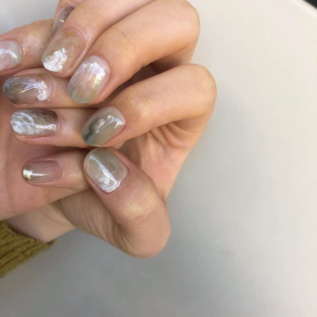 松川あいのインスタグラム：「優しいグリーンにされる方が多い今日この頃🌿 ディズニー楽しんでください☺️ . . . 【assistantランク改訂のお知らせ】 .※現在いただいているご予約は、今までの料金になります。  2020年2月15日(土)より、ランクの表示変更と共に、料金が改訂されます。 現在ご予約を頂いているお客様は改定前の料金でのご案内となります。ご理解の程、宜しくお願い致します。 . . ［改定前 〜2020.2.14(金)迄］ ▫️Assistant ランク ・Assistant限定定額プレート-- ¥6000 ↓ ↓ ［改定後　〜2020.2.15(土)以降］ ▫️Assistant ランク ・ネイルモデルとしてのご案内のみ ※現在対応できるスタッフはおりません。 . ▫️Jr.nailist ランク ・CLEAR -- ¥4000 ・SIMPLE -- ¥6000 ・BASIC -- ¥7000 ※1 ・DESIGN定額プレート -- ¥8000 ・DESIGN -- ¥9000※1 (初回OFF無料) (次回予約でご来店はOFF無料と¥500_OFF) 〜対応スタッフ〜 @aimy_by_dlaw.lapilie  @shiori_by_dlaw.lapilie  @ayuka_by_dlaw.lapilie  @ai.m_by_dlaw.lapilie  @ayumu_by_dlaw.lapilie  @mei_by_dlaw.lapilie (※1)のメニューは、AI.M、AYUMU、MEIは対応不可となります。 . ※Jr.nailist、assistantのご指名料は頂いておりません。 . -- 上記価格はすべて税抜き表示です -- . 〔注意事項〕 ※2020年2月15日(土)以降、適用とさせて頂きます。 ※FOOTネイルは上記価格にプラス¥1000を頂きます。 ※ストーン、パーツはプランにより別途価格を頂きます。 ※初回ご利用の場合、他店ソフトジェルオフは無料。 . . DLAW公式ホームページ https://www.dlaw-nail.jp/index.html . @dlaw_nail @lapilie_nail @dlaw_figue . . #nailsalon #DLAW #lapilie #figue #toka #ネイルモデル募集 #ネイルモデル募集東京 #フレンチネイル #ネイルモデル募集中 #ニュアンスネイルデザイン💅 #ブライダルネイル #アシメネイル #非対称ネイル #ちび爪 #フットネイル」