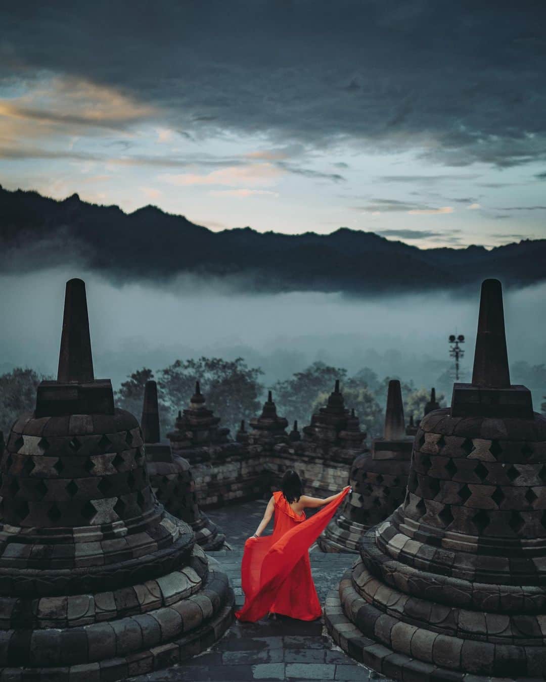 wacameraさんのインスタグラム写真 - (wacameraInstagram)「I had been dreaming about going to Borobudur for many years.  I will never forget that I had a wonderful time with my beautiful friends. ◆Which one do you like?◆ . . 長年の夢だったこの寺院に来ることができて2枚目の写真を撮ったけど、 @yafiqyusman に記念に二人の写真を撮ってと頼んだら素晴らしすぎて1枚目に選んじゃった。 皆さんはどちらが好きかなー。」2月8日 22時05分 - wacamera
