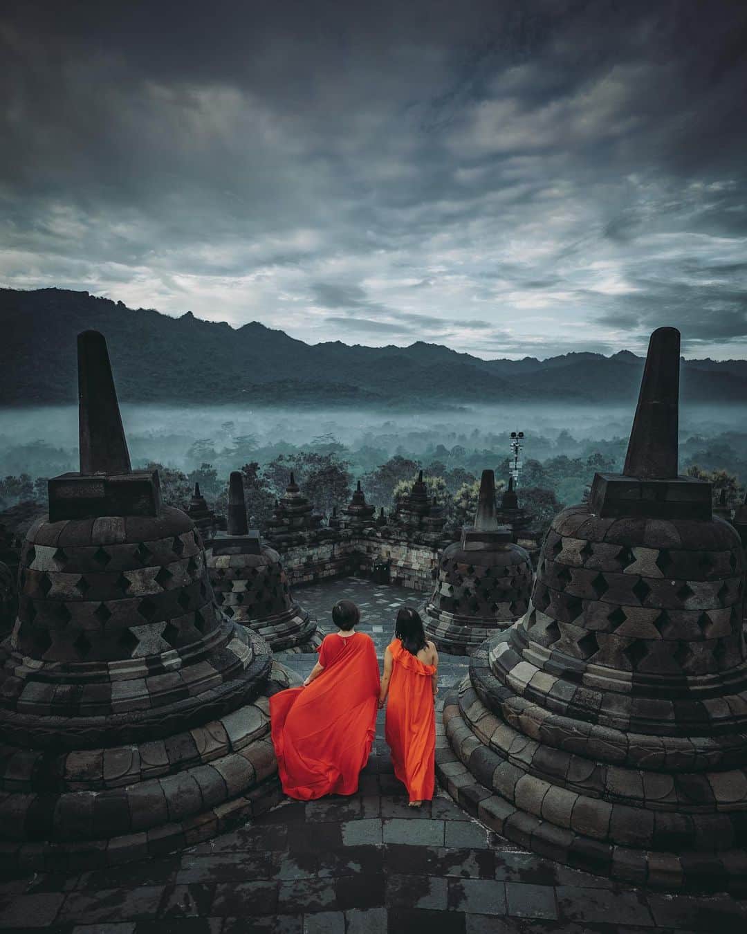 wacameraのインスタグラム：「I had been dreaming about going to Borobudur for many years.  I will never forget that I had a wonderful time with my beautiful friends. ◆Which one do you like?◆ . . 長年の夢だったこの寺院に来ることができて2枚目の写真を撮ったけど、 @yafiqyusman に記念に二人の写真を撮ってと頼んだら素晴らしすぎて1枚目に選んじゃった。 皆さんはどちらが好きかなー。」