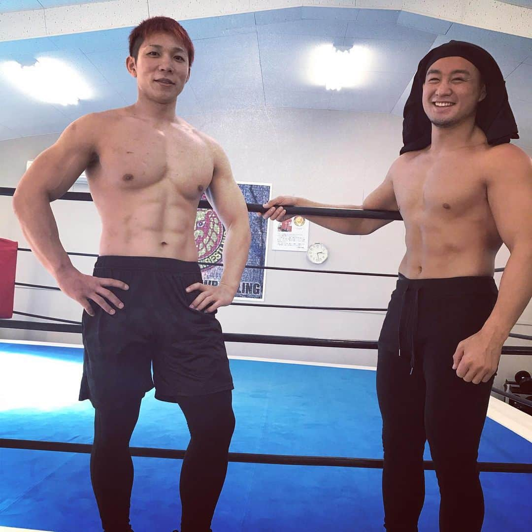 小島聡さんのインスタグラム写真 - (小島聡Instagram)「日中、道場でトレーニングしようとしたら、二人に会いました。  入門して８年くらい経ったのかな。  本当にイケメンすぎてヤバい！！ 頑張ってね👍。 #新日本プロレス  #SHO  #YOH  #roppongi3k  #イケメン」2月8日 22時07分 - cozy_lariat