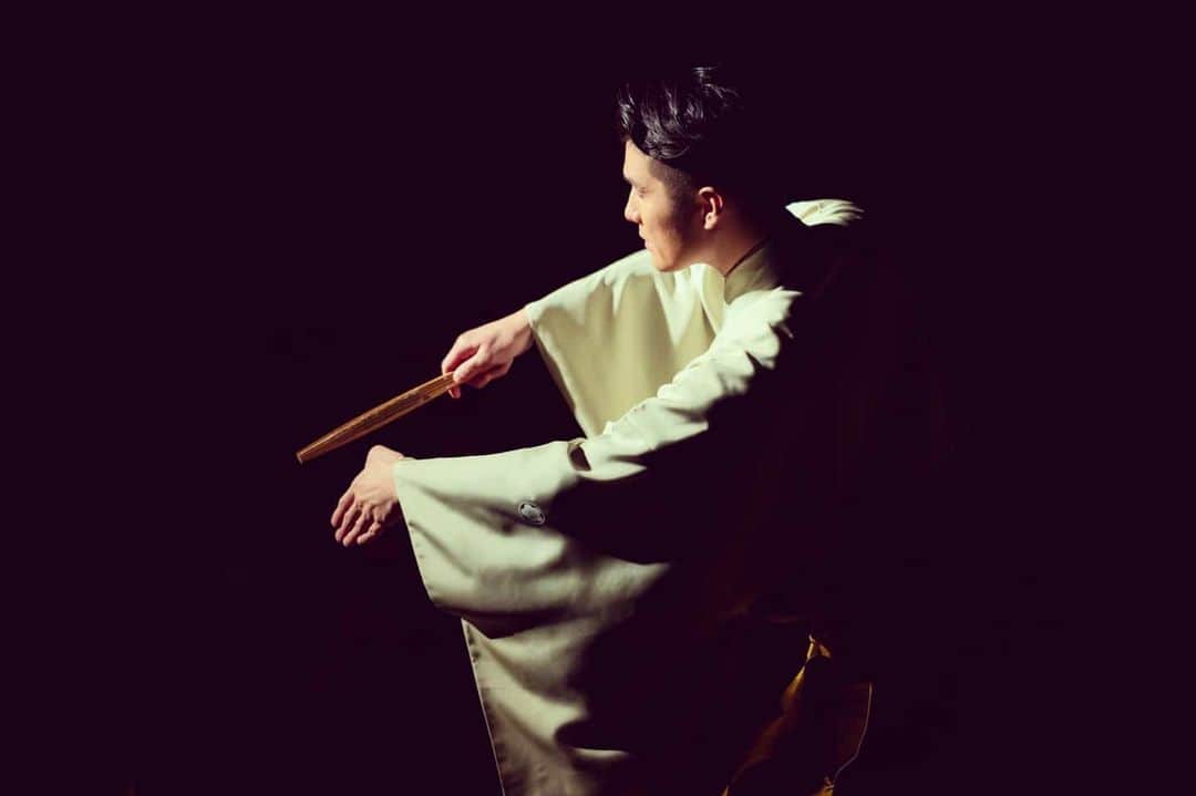梅川壱ノ介（舞踊家）のインスタグラム：「第二部 ~When you wish upon a time✨~ ￣￣￣￣￣￣￣￣￣￣￣￣￣￣￣￣￣￣￣￣￣￣￣￣ お披露目会、第二部の一曲目はジャズバージョンの《星に願いを✨》からでした。  皆さまにいい時間を、、、 Photographer @cotaroishii  #梅川壱ノ介後援会  #梅川壱ノ介  #星に願いを #帝国ホテル #日本舞踊 #日本舞踊とジャズ」