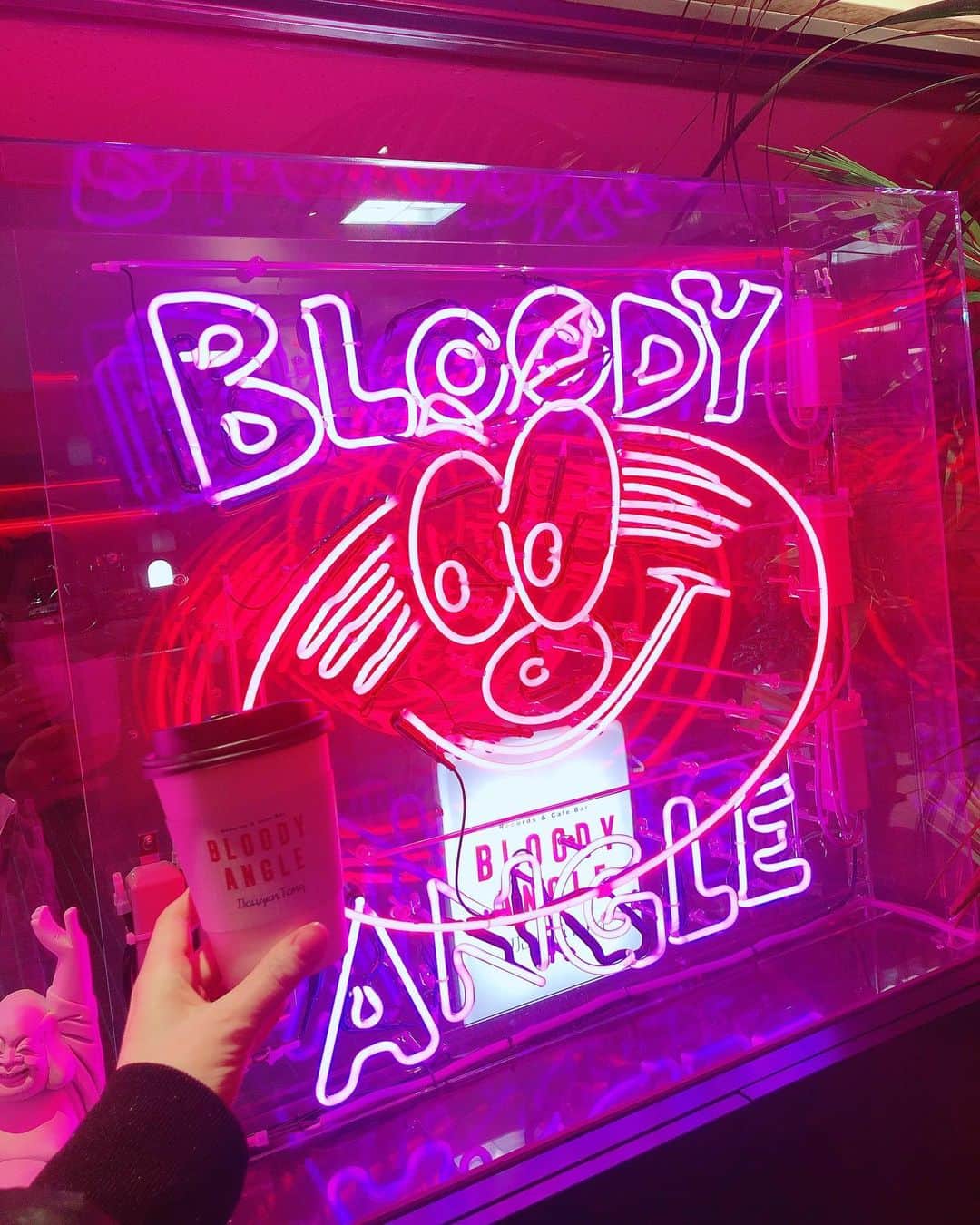 山脇道子のインスタグラム：「㊗️二号店㊗️ @bloodyangledougentong  こちらはお昼はcafe 夜はBAR🌙 レコードもグッズも買えちゃう🙆🏻‍♀️🎉 #bloodyangle #ドウゲントン」