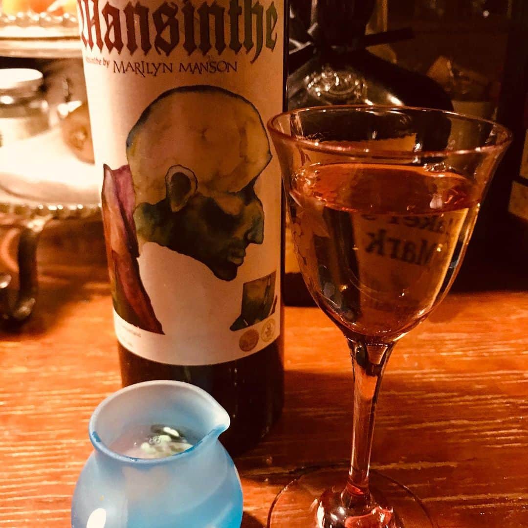 弘田佳孝のインスタグラム：「そしてBar壱八さんで MARILYN MASON のアブサンを。ストレートにチェイサーを垂らして。めっちゃ強いけど美味しい… #marilynmanson #absinthe」
