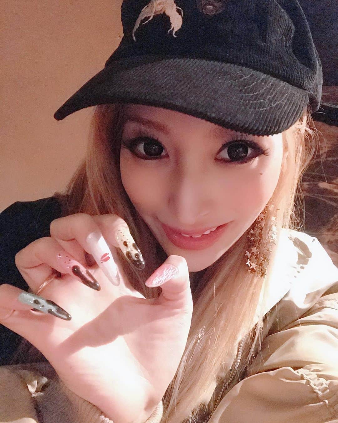 加藤紗里さんのインスタグラム写真 - (加藤紗里Instagram)「ネイル💅チェンジ いつもふんわり系はやらないんだけど、そろそろバレンタイン🍫ってことでバレンタインっぽいネイルにしてみた💋  明日チョコ作るから欲しい人ー🙋‍♀️www  ネイルサロンはいつも通り表参道にある Nail&Eyelashサロン 【Chipieee】だよ❤️ @chipieee_tokyo  担当は hand nail  @chipieee_nail_eri foot nail  @chipieee_nail_mika  予約時に「紗里の投稿みた。」で  ホットペッパークーポン価格より10%offになるよ😊❤️ ☎︎03-6452-6353  #ネイル#バレンタイン#チョコ」2月8日 22時14分 - katosari