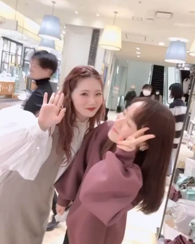 伊藤美誠のインスタグラム：「♡♡♡ .  どタイプなお姉様と👩‍❤️‍👩♥️ 美しすぎませんか、、、🙈♥️ @acka_official のpop-upにて♡」