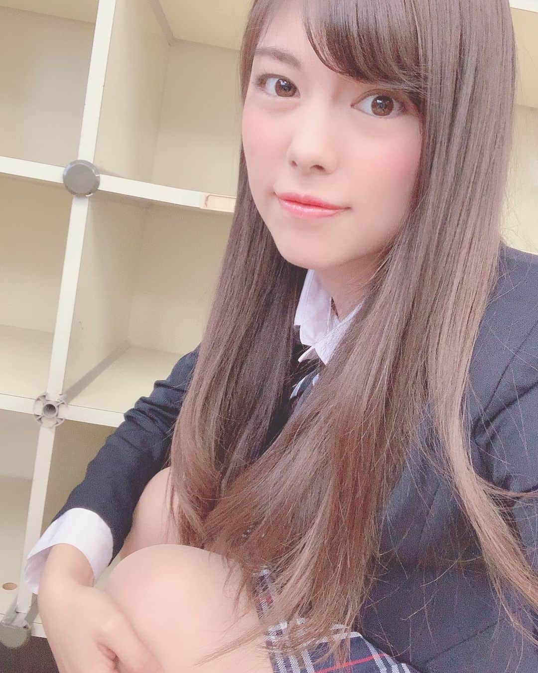 熊林保奈美のインスタグラム：「* . 昨日とは打って変わって 今日はJKしてきた💁🏻‍♀️ . 定期的に高校生に戻りたくなる🤤 この角度だと母校の制服に見えなくもない笑 . * #モデル #撮影会モデル #smooth撮影会 #ポートレートモデル #サロンモデル #イベントコンパニオン #レースクイーン #RQ #熊林保奈美 #道産子 #Japanesegirl #paddokgirls #pitgirl #instalike #selfie #맞팔 #선팔 #맞팔 #셀피」